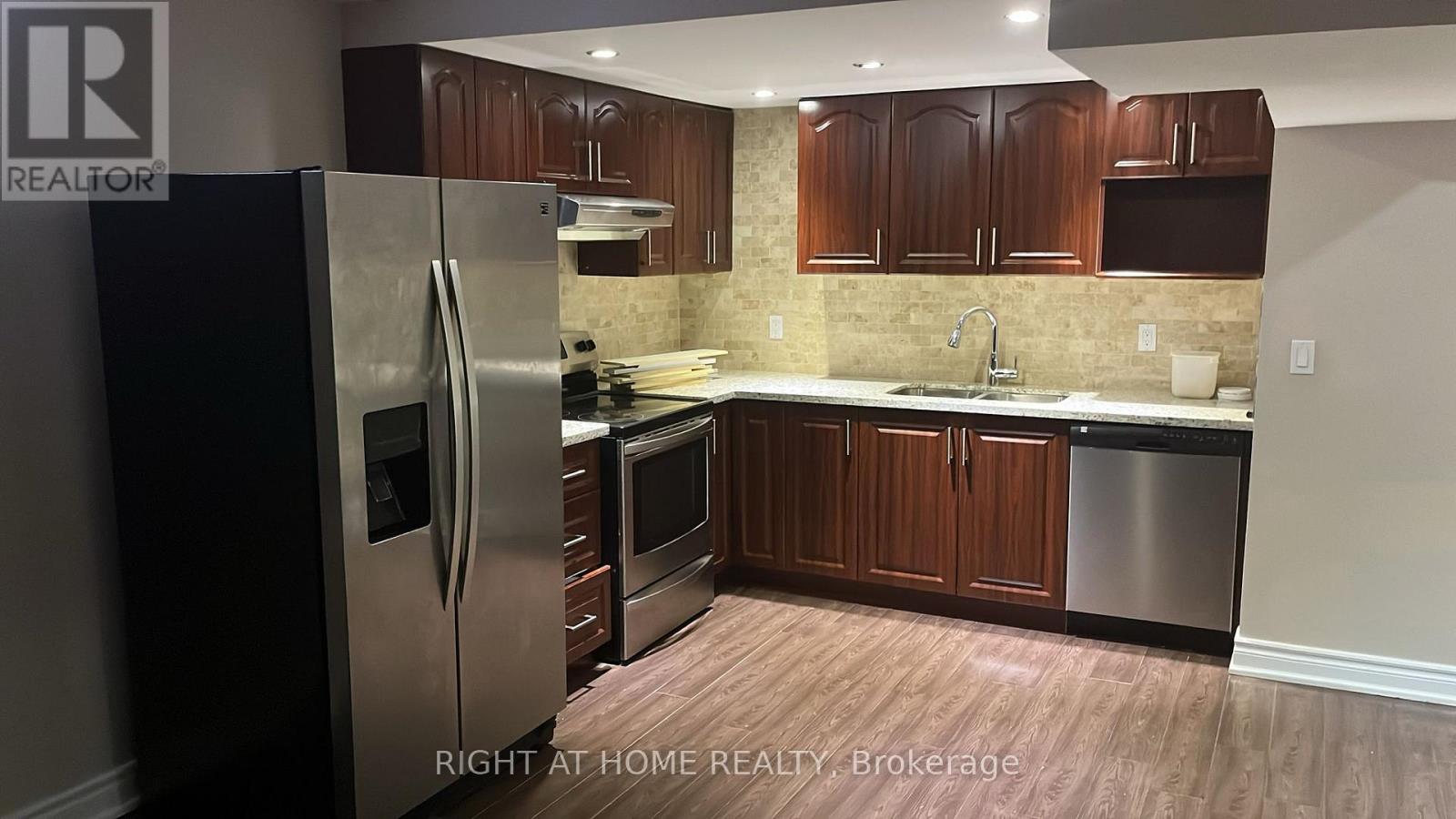 4551 Carpenter Court, Mississauga, Ontario  L5V 1C5 - Photo 4 - W12948670