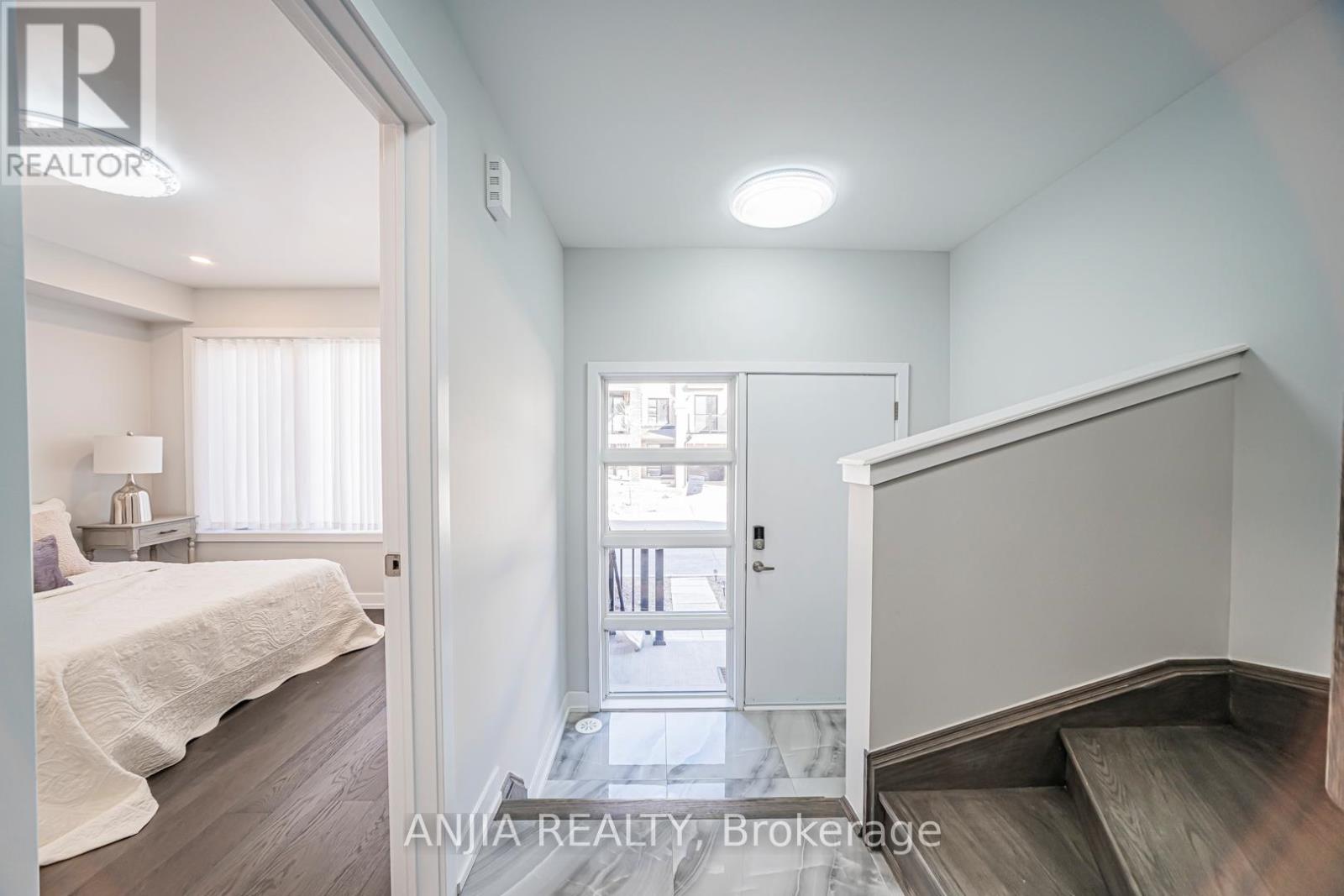 17 William Shearn Crescent S, Markham, Ontario  L6C 3J3 - Photo 5 - N12948722