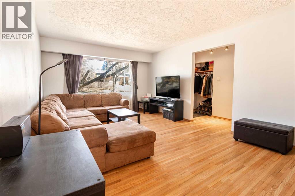 967 Northmount Drive Nw, Calgary, Alberta  T2L 0B1 - Photo 3 - A2296549