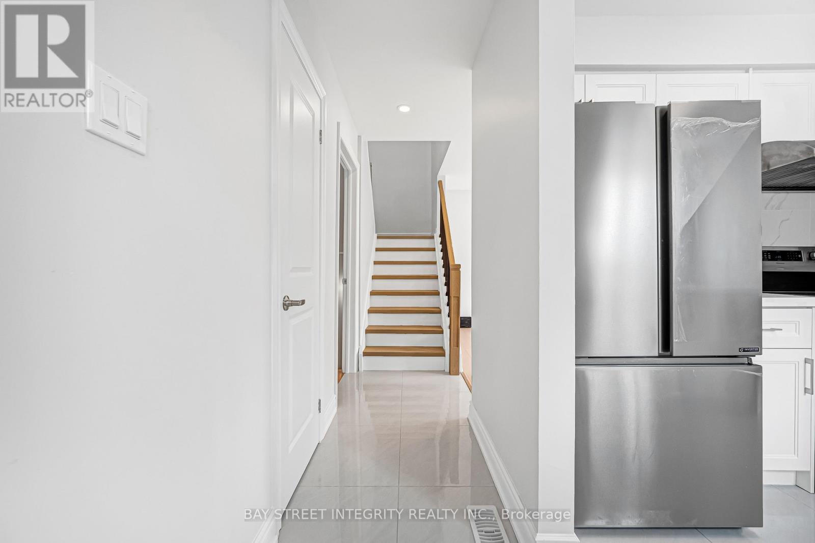 41 Elsa Vine Way, Toronto, Ontario  M2J 4H8 - Photo 3 - C12948740