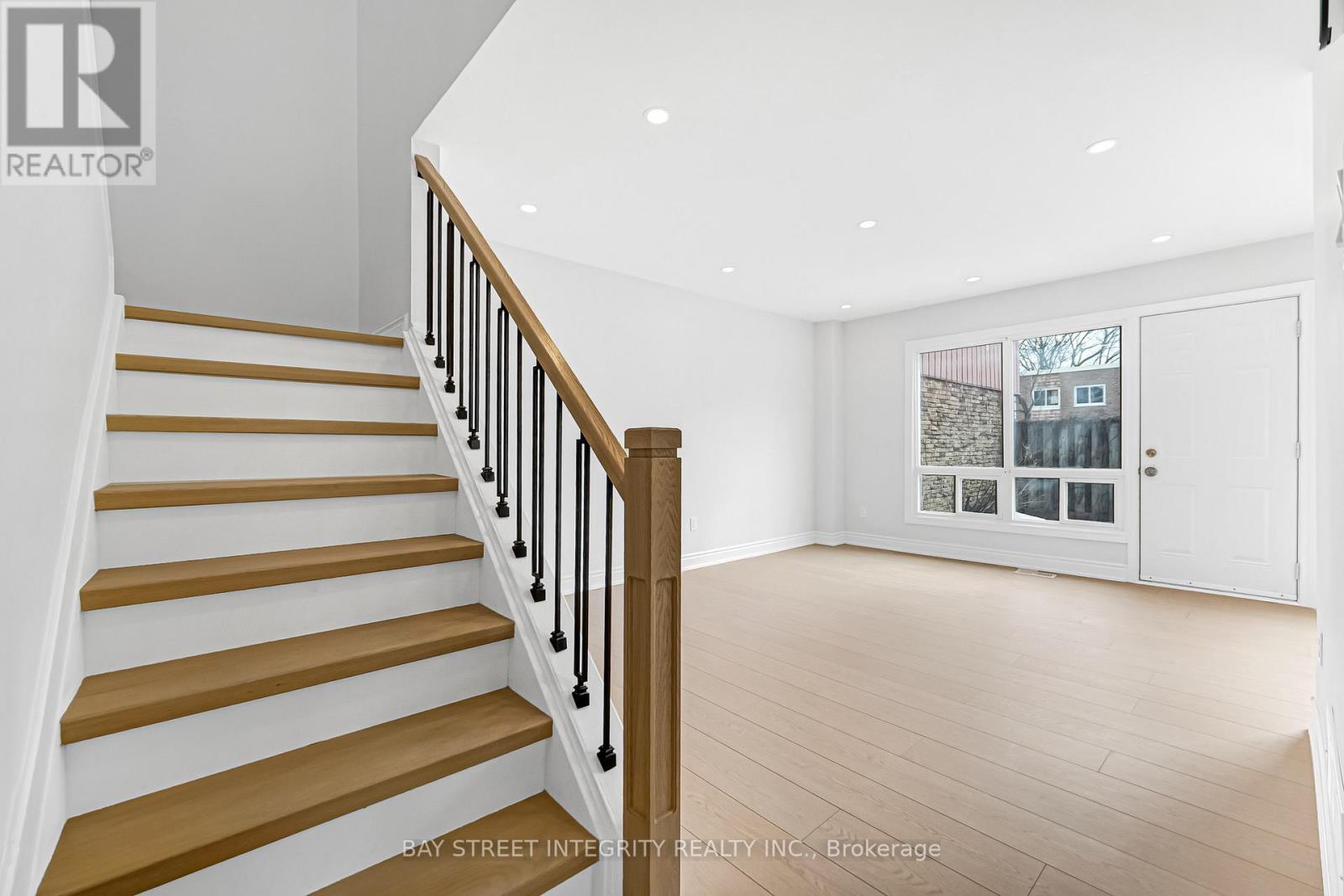 41 Elsa Vine Way, Toronto, Ontario  M2J 4H8 - Photo 4 - C12948740