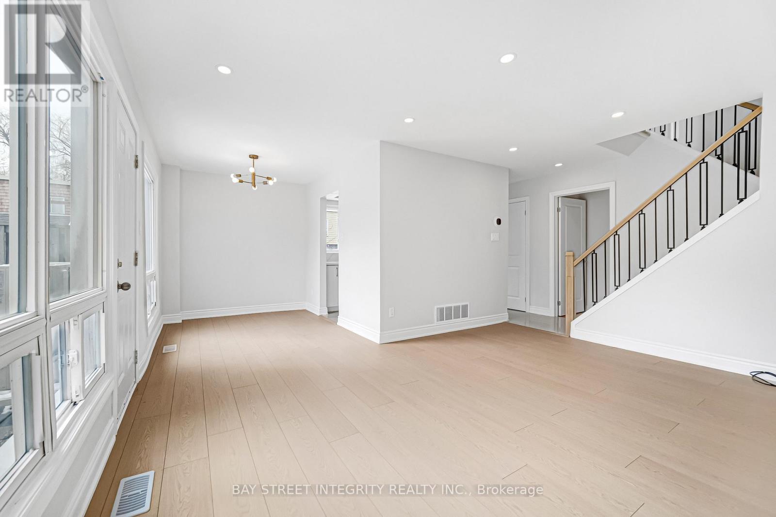 41 Elsa Vine Way, Toronto, Ontario  M2J 4H8 - Photo 8 - C12948740