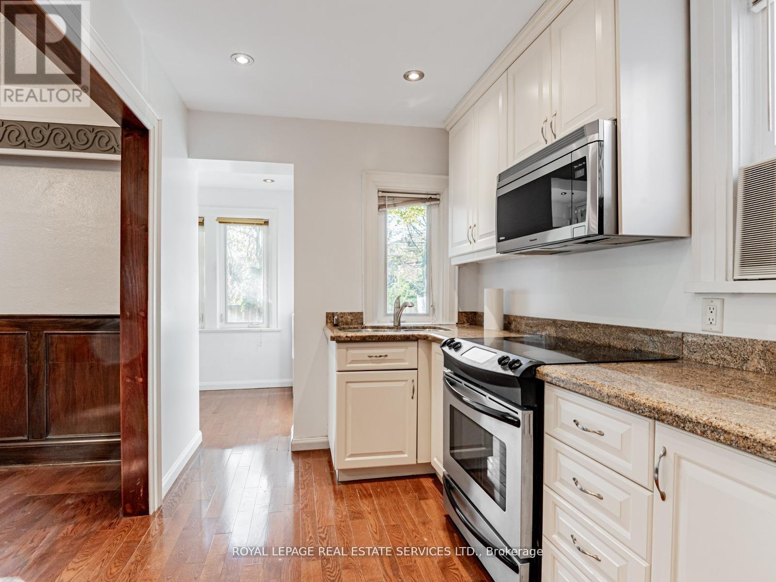 7 Duplex Crescent, Toronto, Ontario  M5P 1J1 - Photo 18 - C12948796