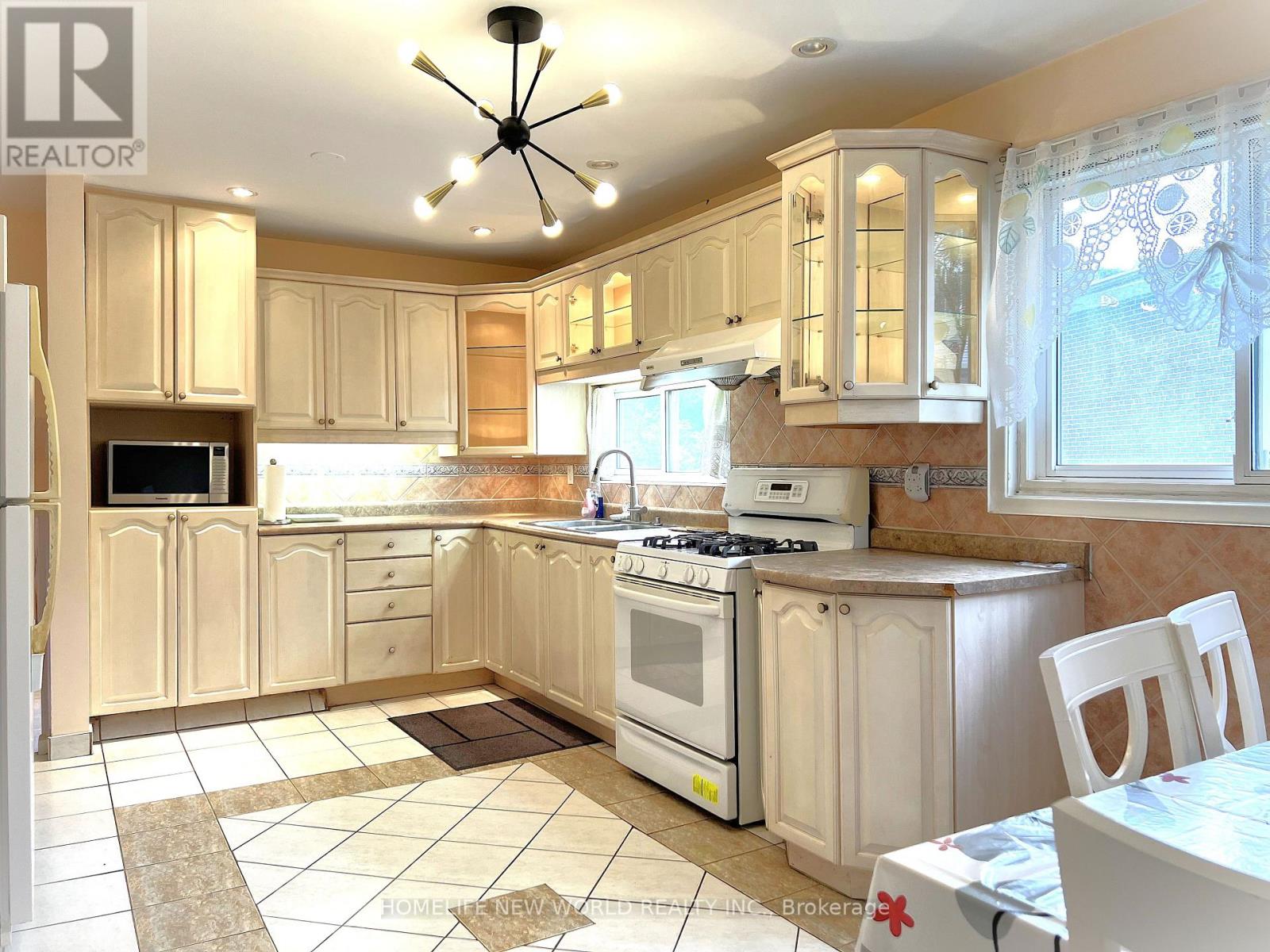 28 Greyhound Drive, Toronto, Ontario  M2H 1K3 - Photo 6 - C12948814