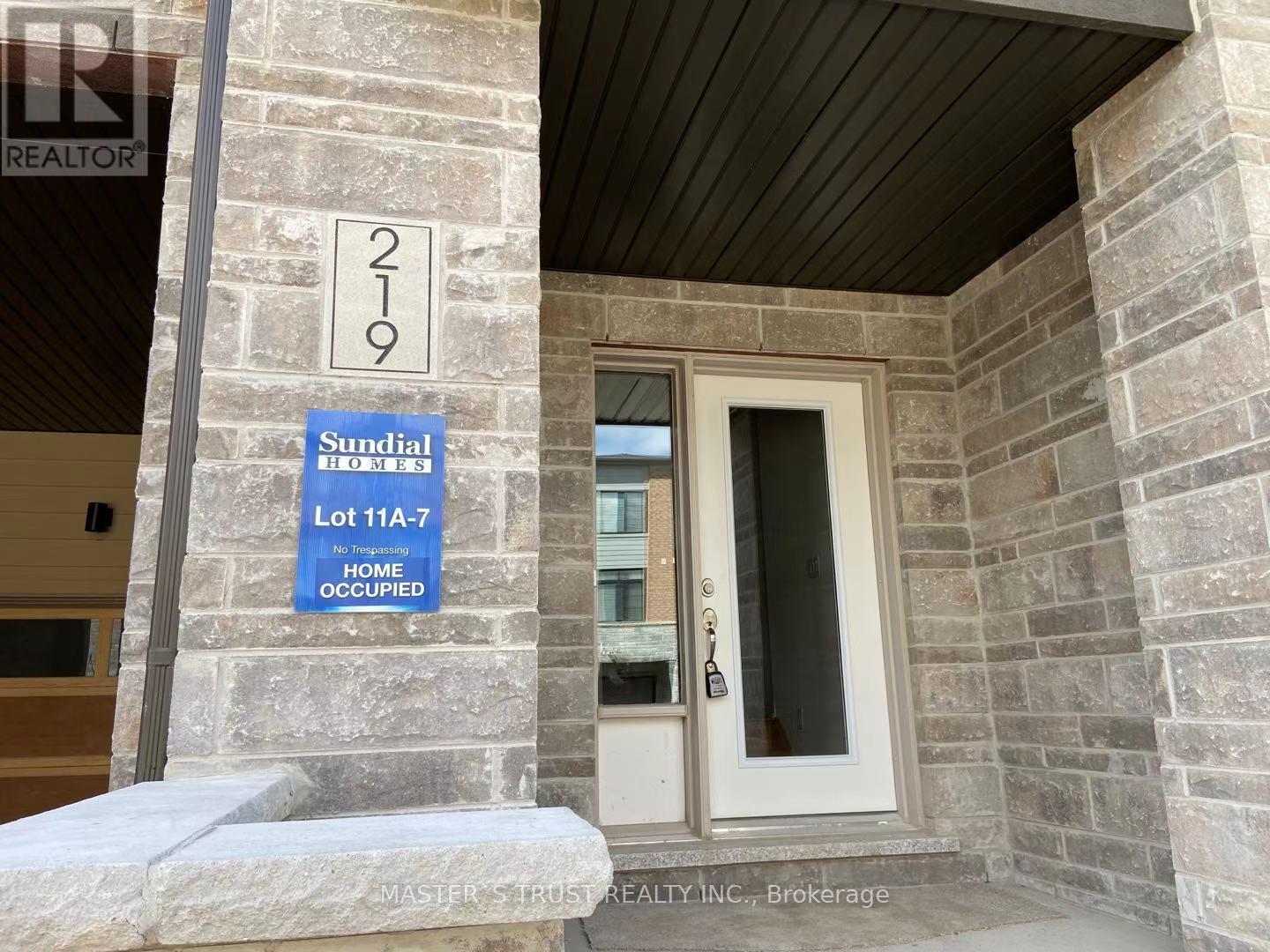 219 Vivant Street, Newmarket, Ontario  L3X 0K7 - Photo 2 - N12948776