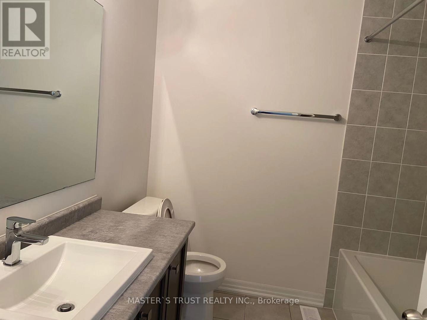 219 Vivant Street, Newmarket, Ontario  L3X 0K7 - Photo 4 - N12948776