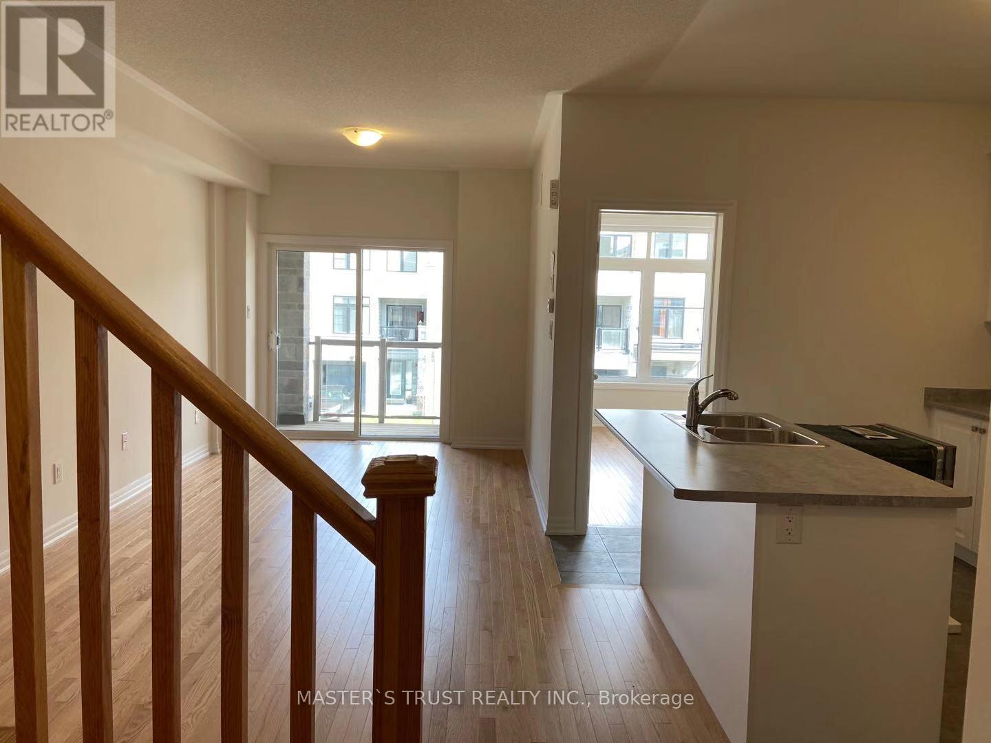 219 Vivant Street, Newmarket, Ontario  L3X 0K7 - Photo 9 - N12948776