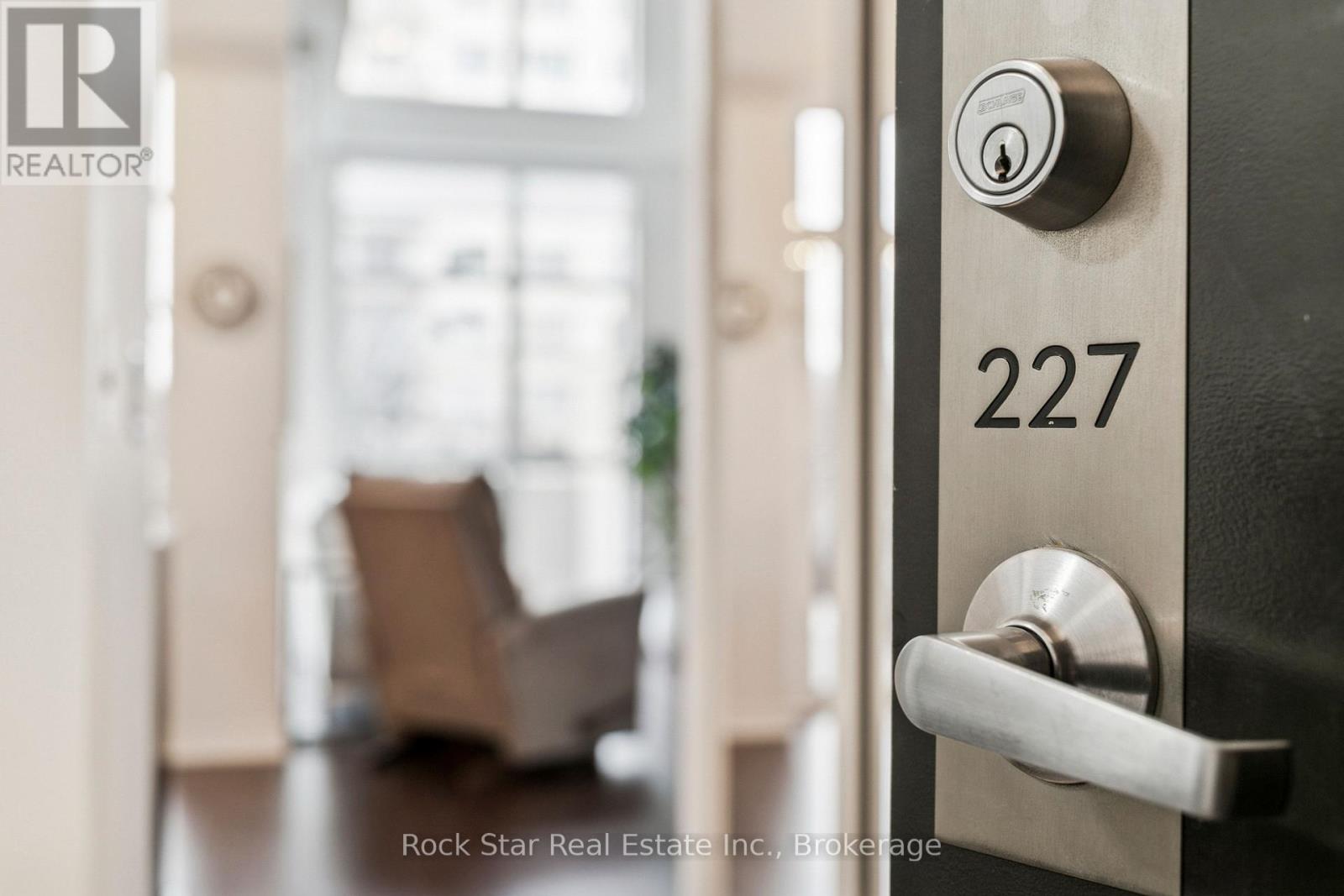 227 - 1940 Ironstone Drive, Burlington, Ontario  L7L 0E4 - Photo 3 - W12948864