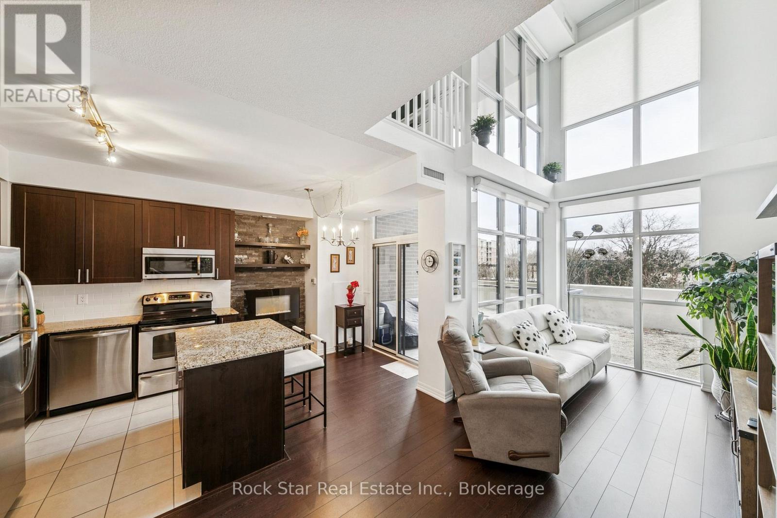 227 - 1940 Ironstone Drive, Burlington, Ontario  L7L 0E4 - Photo 5 - W12948864