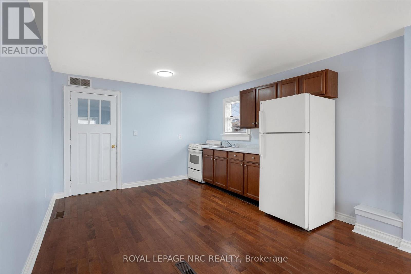 31 Prospect Avenue, St. Catharines, Ontario  L2M 5K2 - Photo 8 - X12949044