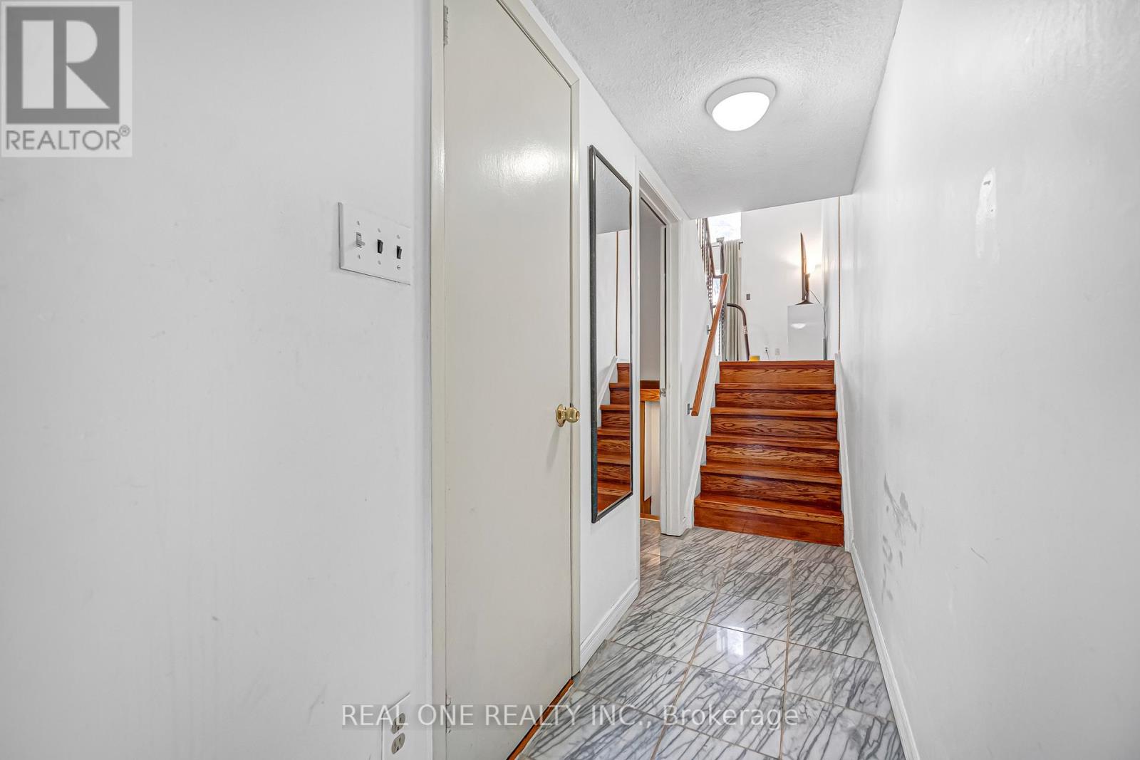 133 Jenny Wren Way, Toronto, Ontario  M2H 2Y8 - Photo 4 - C12948880