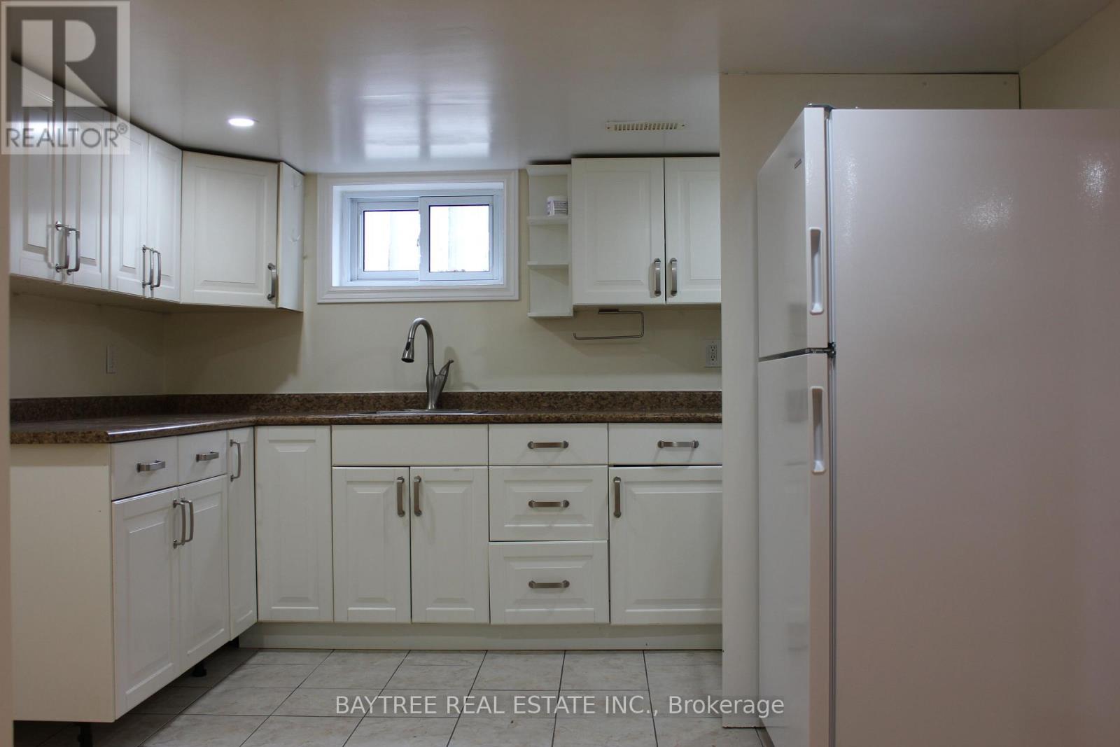 Lower - 226 Beechy Drive, Richmond Hill, Ontario  L4C 2X7 - Photo 2 - N12948946