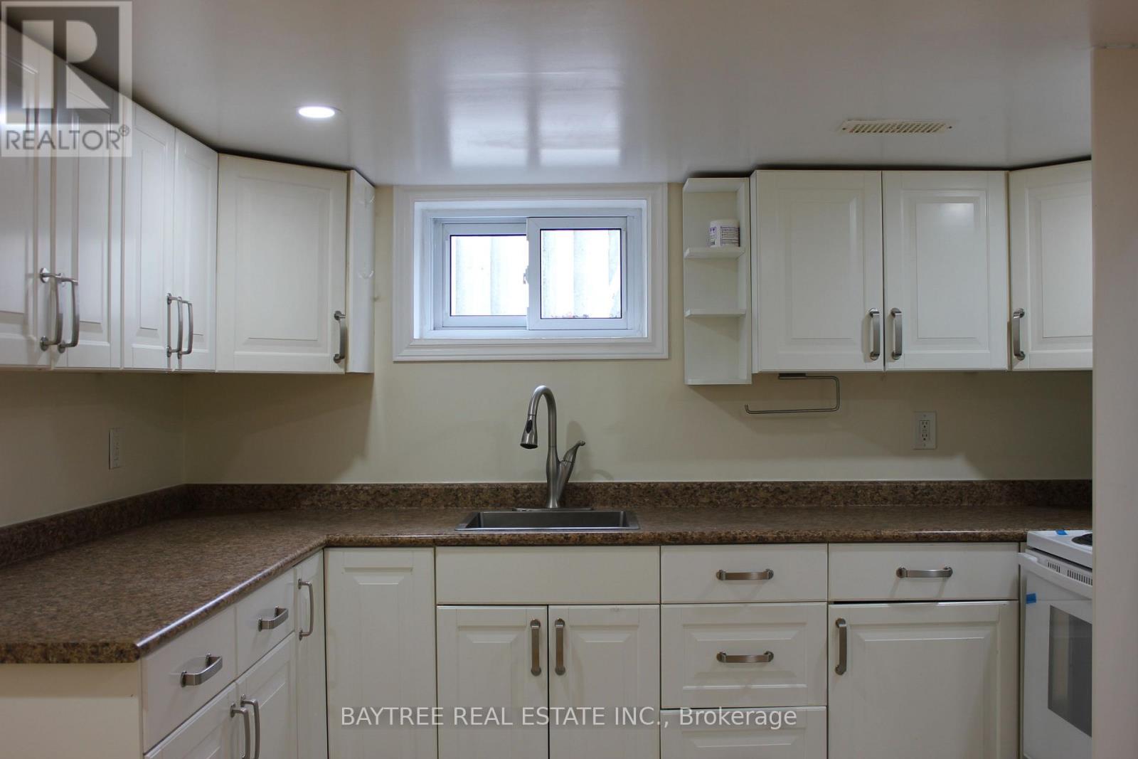 Lower - 226 Beechy Drive, Richmond Hill, Ontario  L4C 2X7 - Photo 3 - N12948946