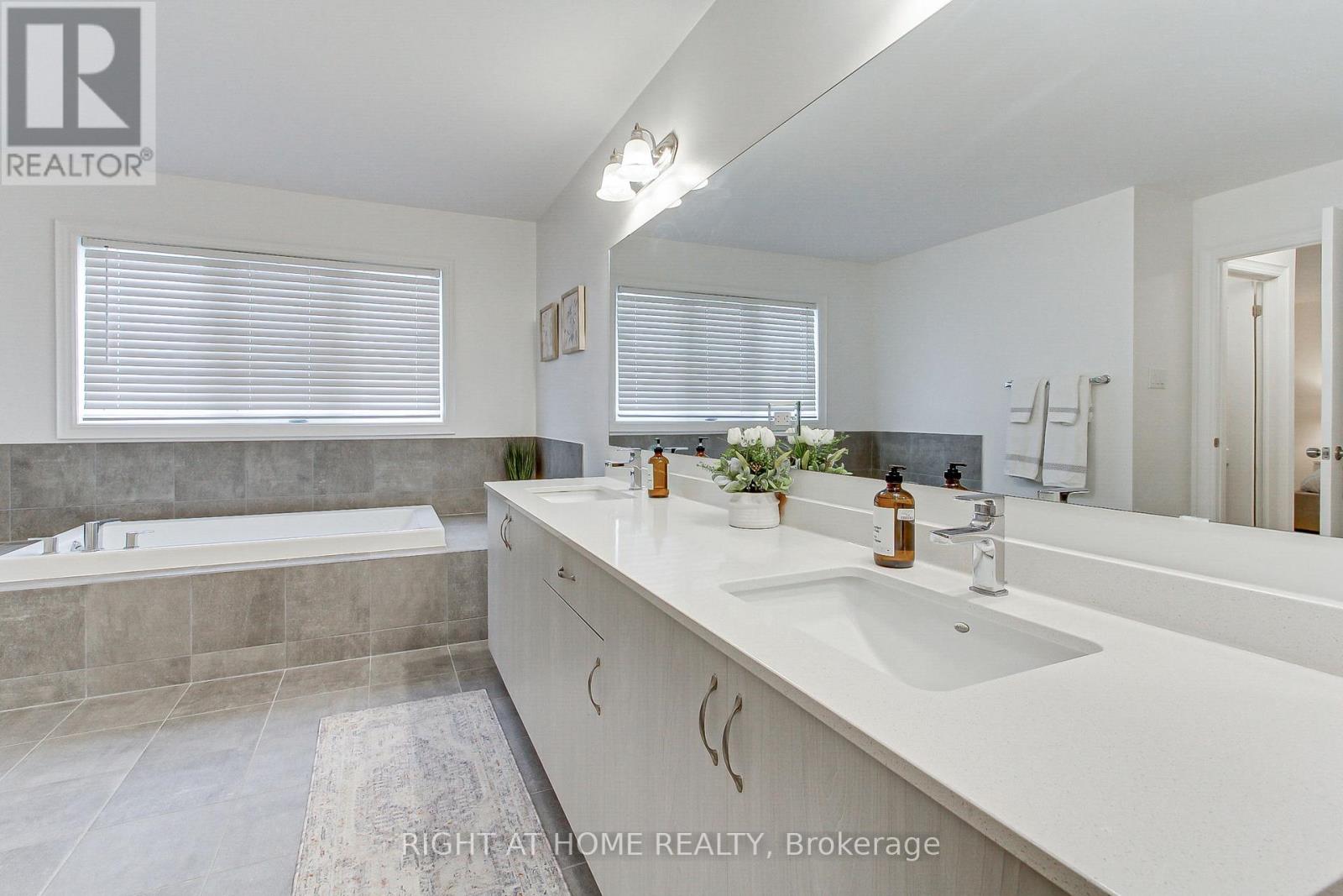 29 Pear Blossom Way, East Gwillimbury, Ontario  L9N 0T3 - Photo 24 - N12948978