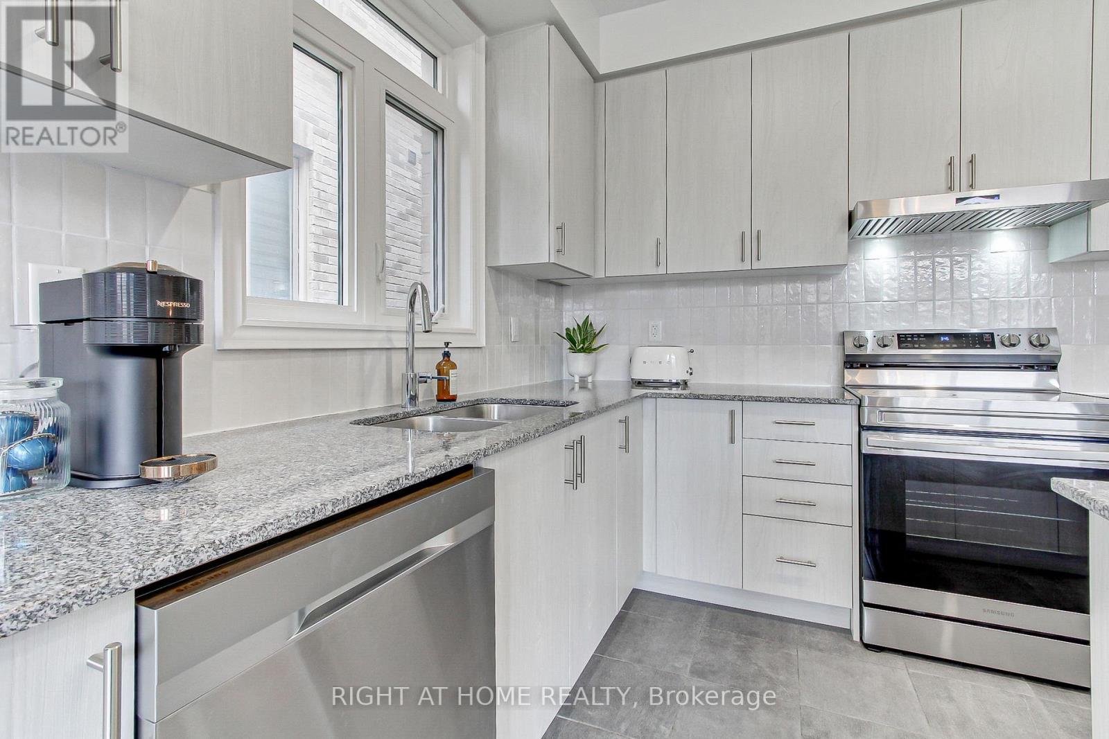 29 Pear Blossom Way, East Gwillimbury, Ontario  L9N 0T3 - Photo 9 - N12948978