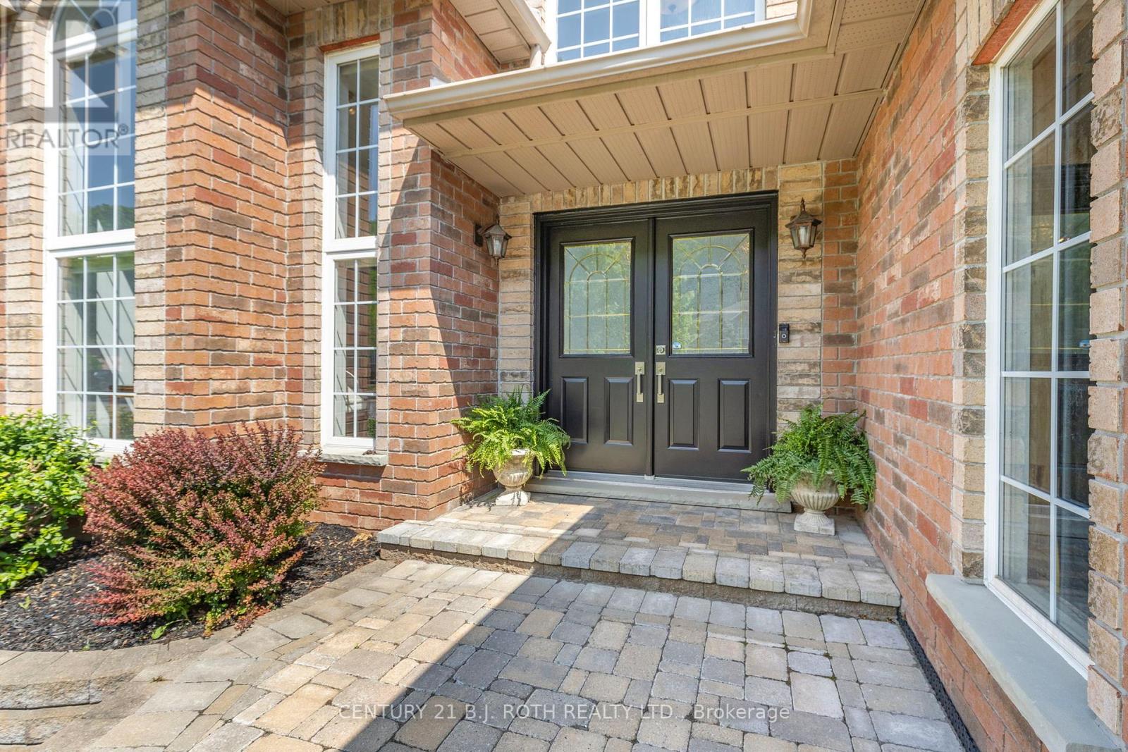 48 Crimson Ridge Road, Barrie, Ontario  L4N 9S1 - Photo 4 - S12949030