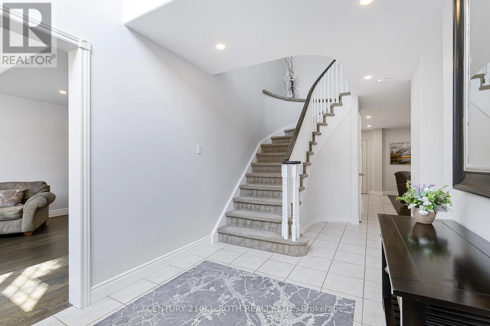 48 Crimson Ridge Road, Barrie, Ontario  L4N 9S1 - Photo 5 - S12949030