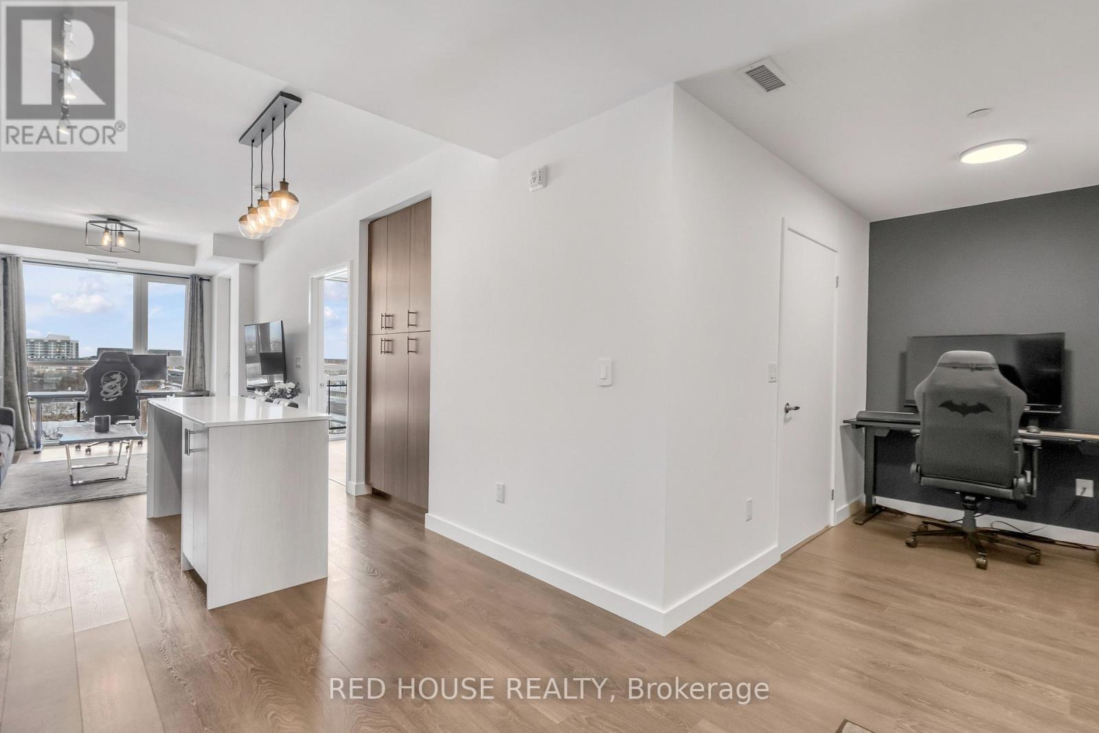 315 - 210 Sabina Drive, Oakville, Ontario  L6H 0W6 - Photo 9 - W12948904