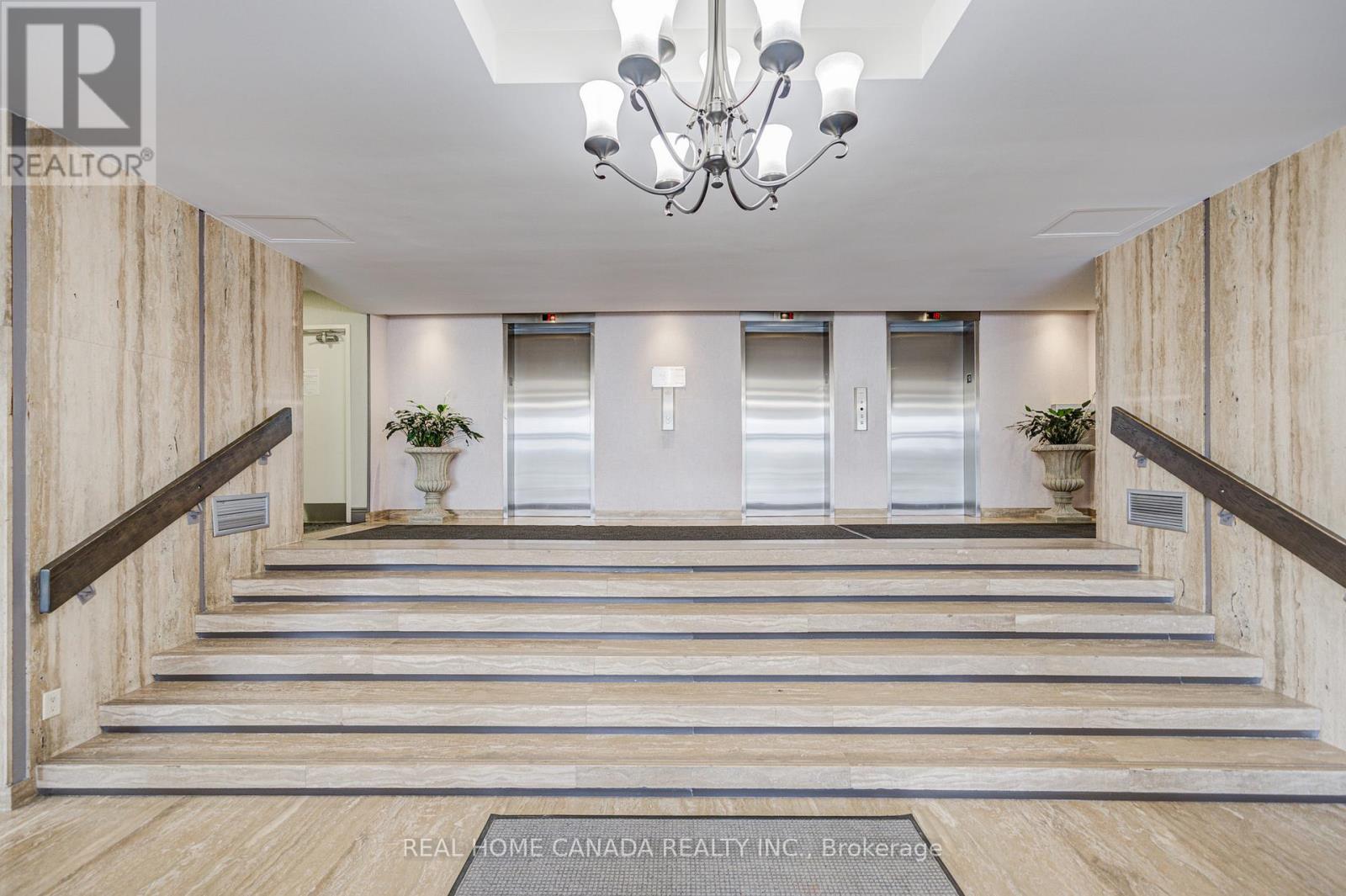 708 - 1359 White Oaks Boulevard, Oakville, Ontario  L6H 2R8 - Photo 2 - W12948924