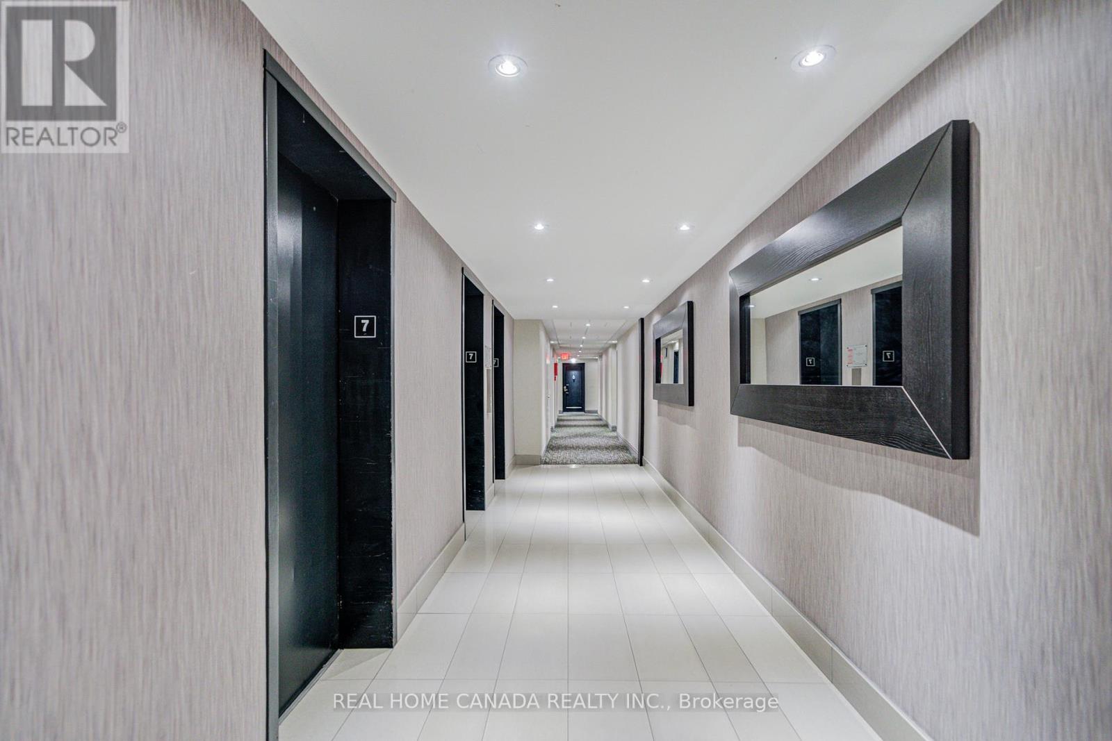 708 - 1359 White Oaks Boulevard, Oakville, Ontario  L6H 2R8 - Photo 5 - W12948924