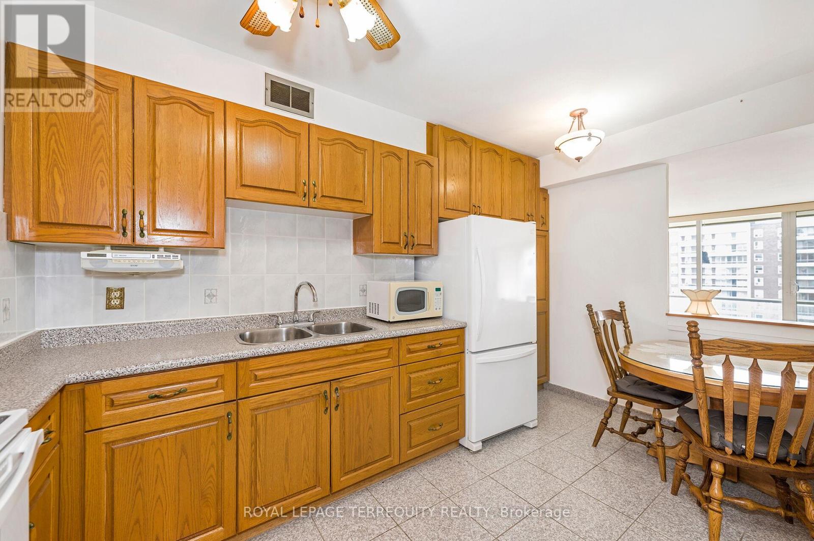 802 - 19 Four Winds Drive, Toronto, Ontario  M3J 2S9 - Photo 6 - W12948964