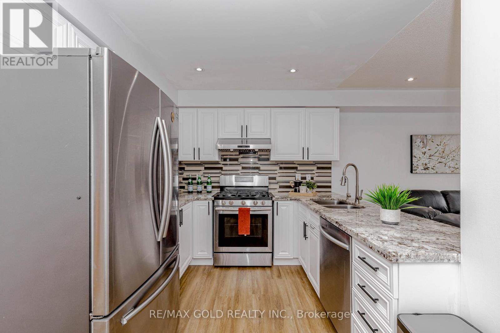 1105 Meadowgrove Court, Mississauga, Ontario  L5W 1J2 - Photo 11 - W12949012