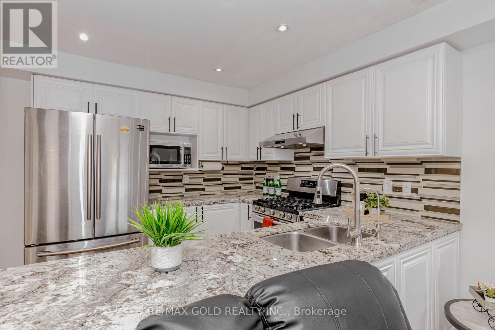 1105 Meadowgrove Court, Mississauga, Ontario  L5W 1J2 - Photo 13 - W12949012