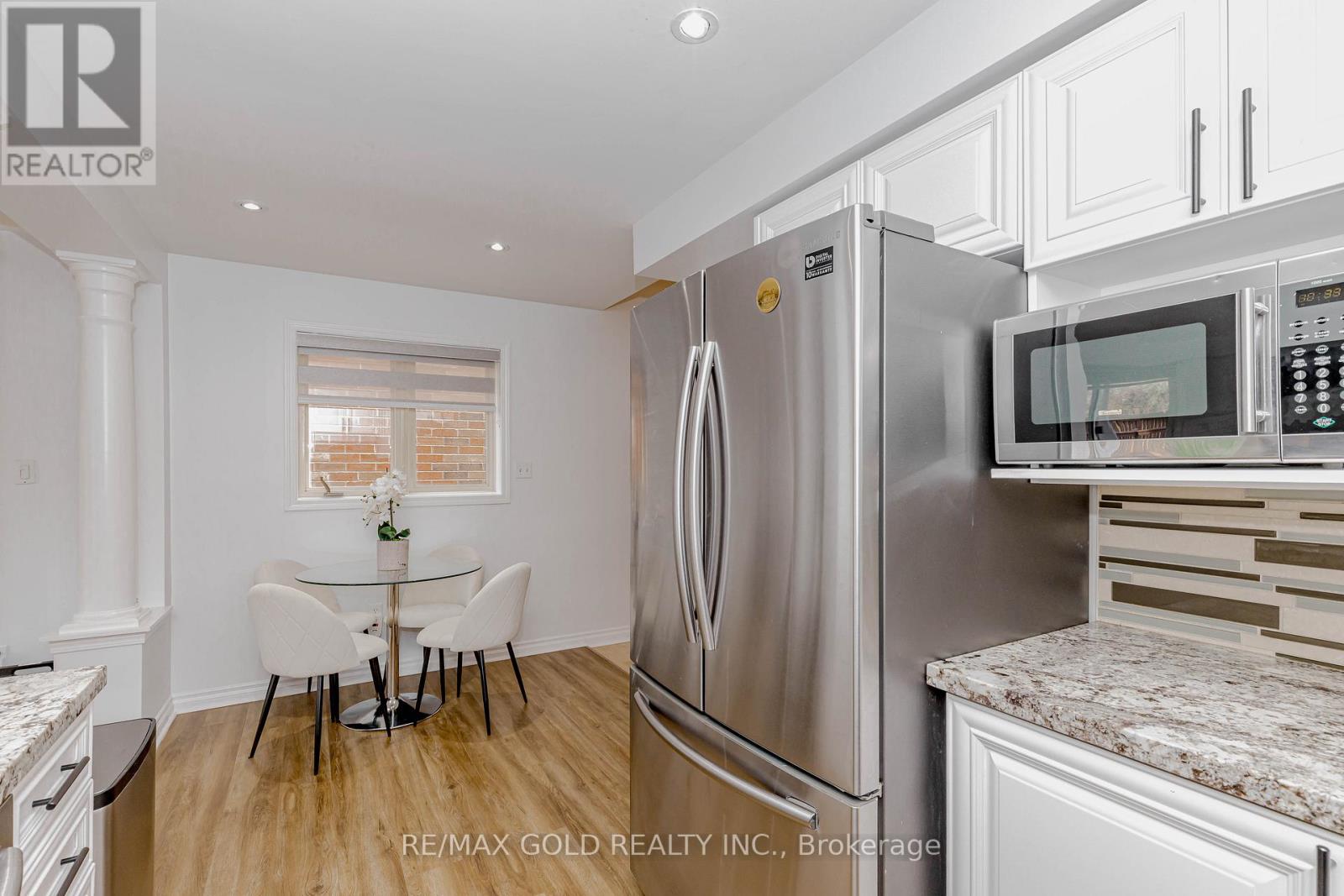 1105 Meadowgrove Court, Mississauga, Ontario  L5W 1J2 - Photo 14 - W12949012