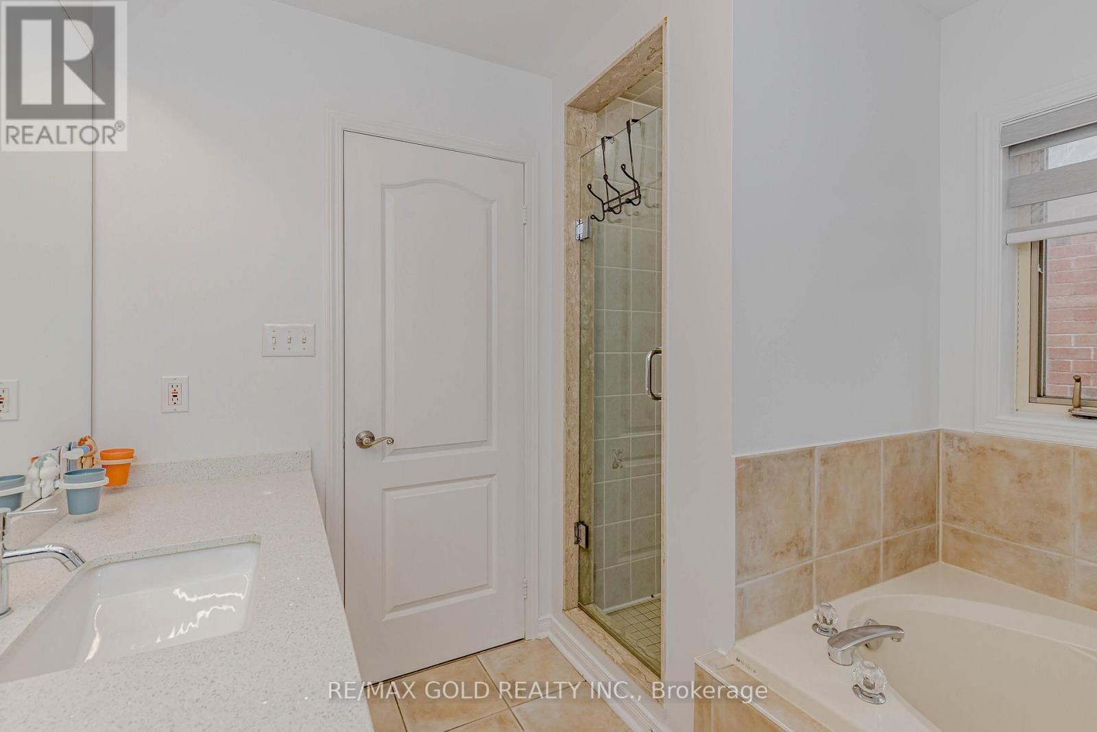 1105 Meadowgrove Court, Mississauga, Ontario  L5W 1J2 - Photo 24 - W12949012