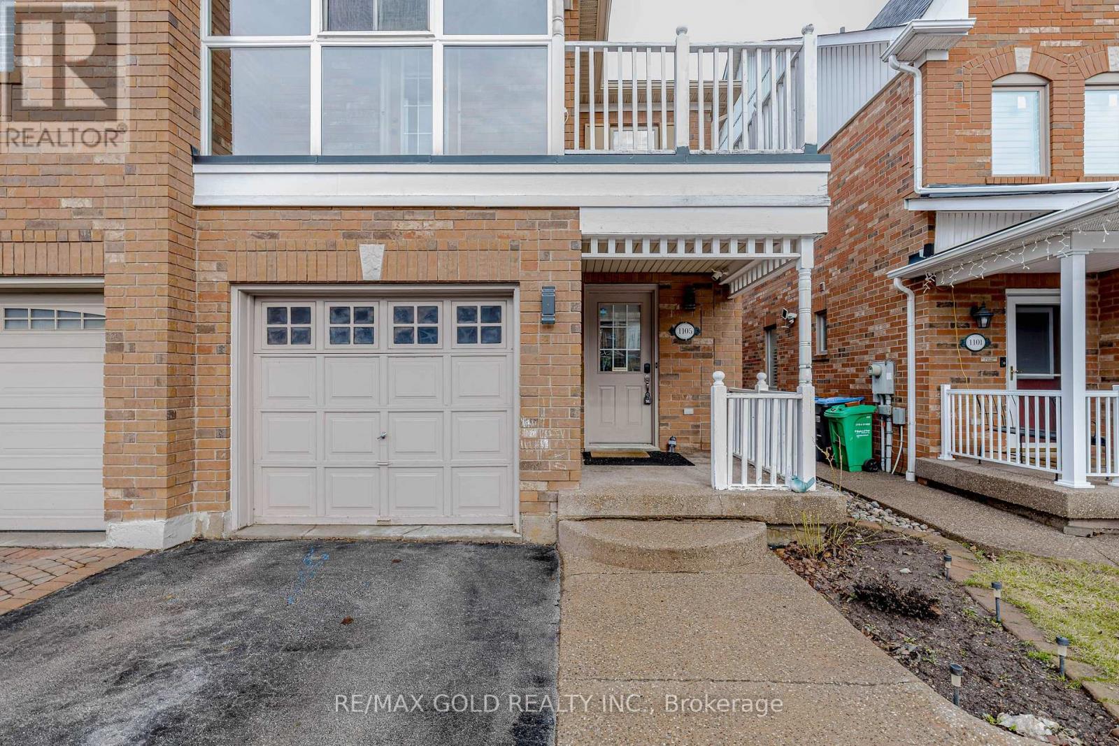 1105 Meadowgrove Court, Mississauga, Ontario  L5W 1J2 - Photo 3 - W12949012
