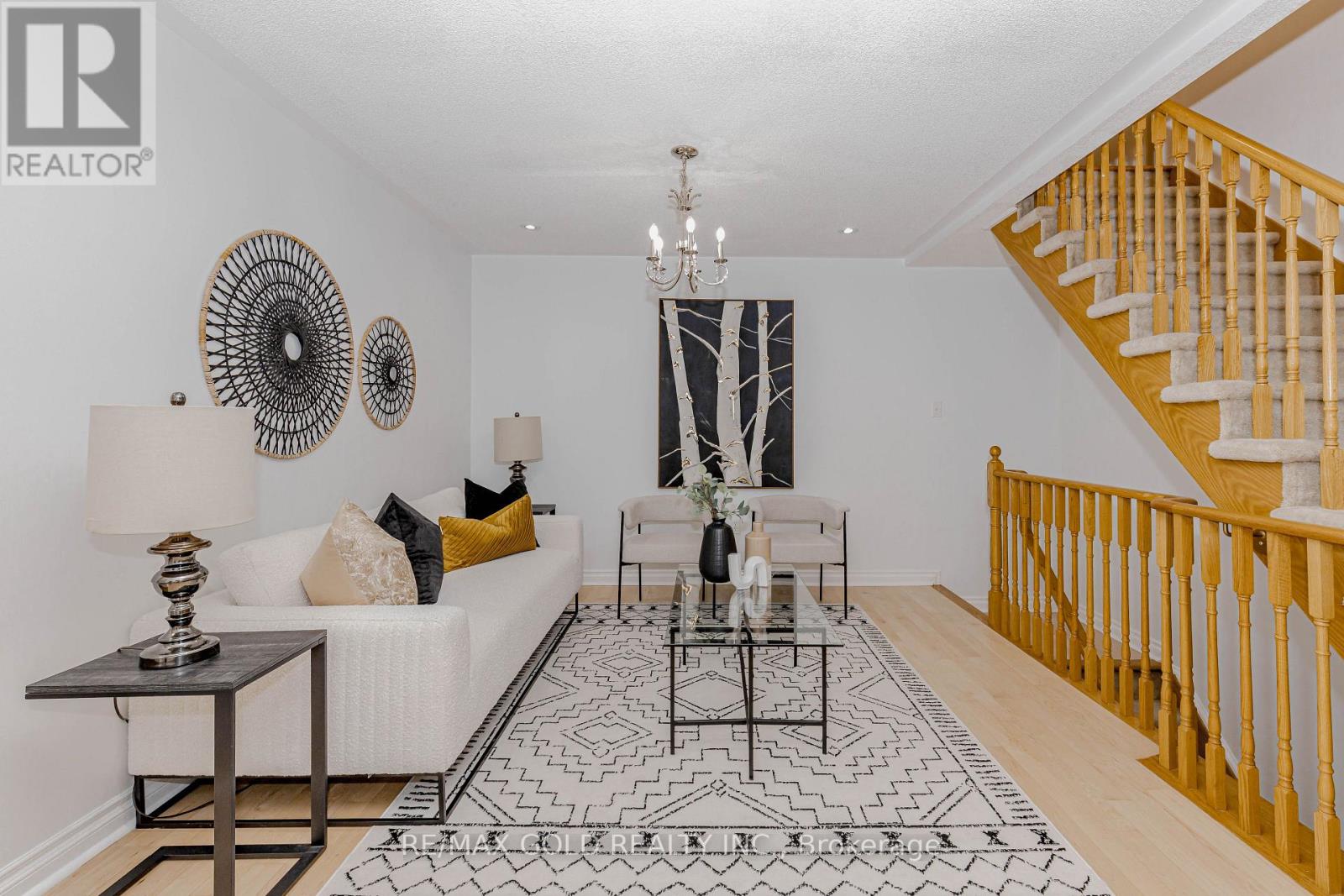 1105 Meadowgrove Court, Mississauga, Ontario  L5W 1J2 - Photo 4 - W12949012