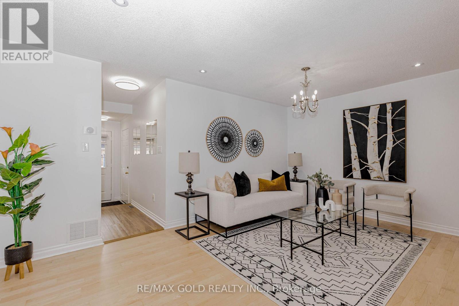 1105 Meadowgrove Court, Mississauga, Ontario  L5W 1J2 - Photo 5 - W12949012