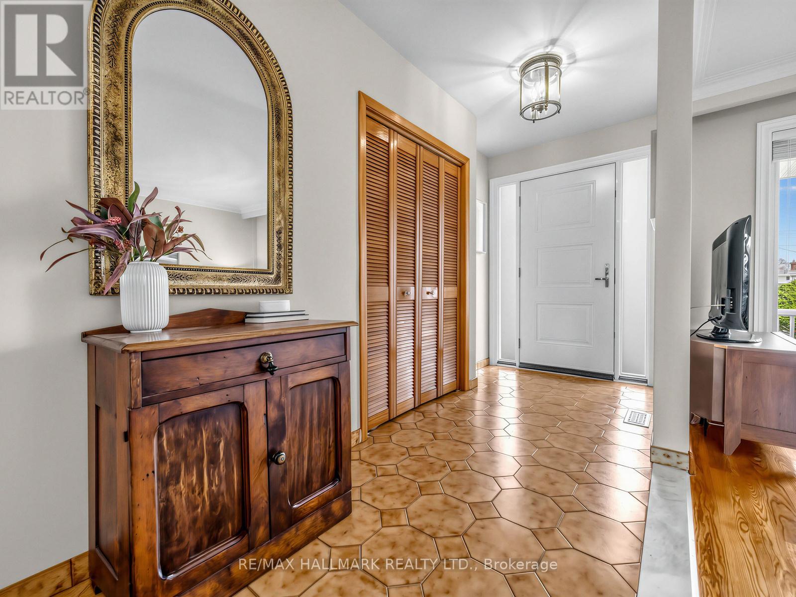 1649 Carletta Drive, Mississauga, Ontario  L4X 1E6 - Photo 4 - W12949048