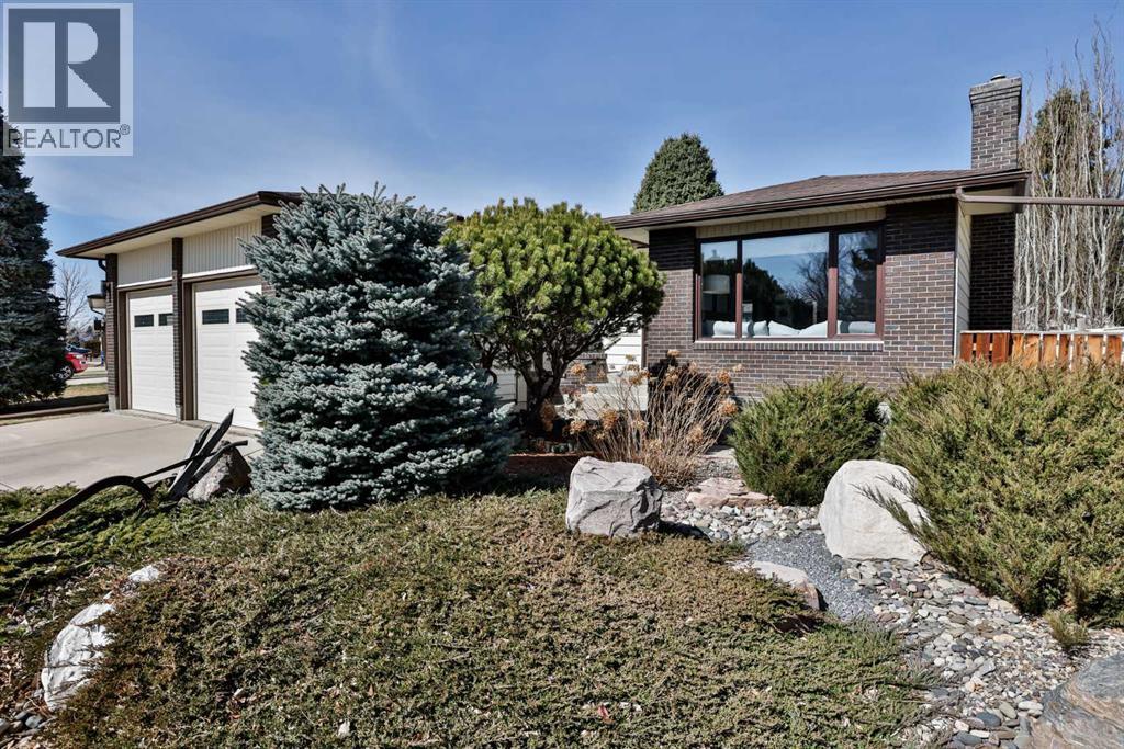 104 Elm Crescent S, Lethbridge, Alberta  T1K 4X1 - Photo 2 - A2295381