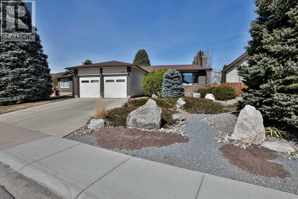 104 Elm Crescent S, Lethbridge, Alberta