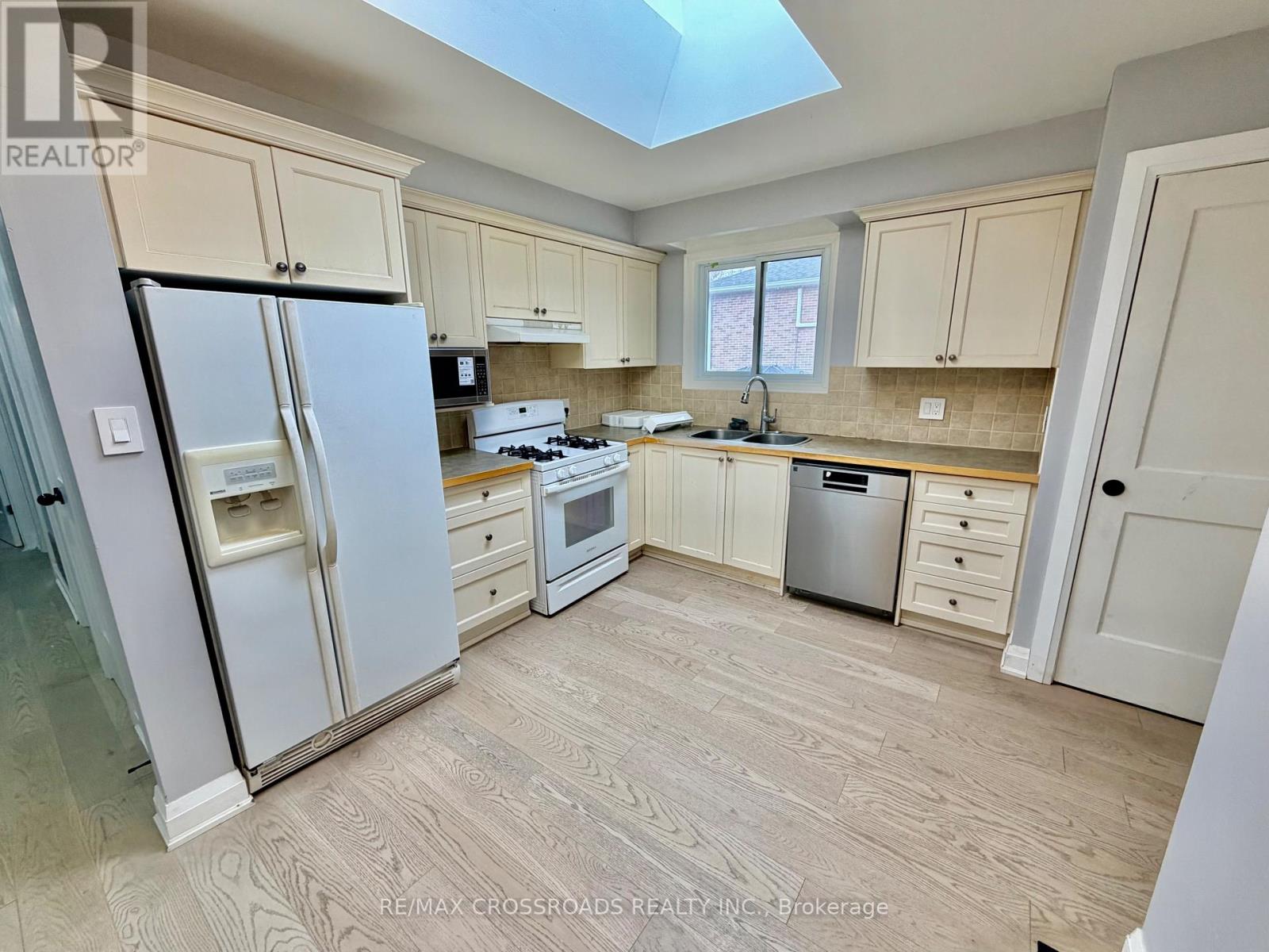 804 Fairview Avenue, Pickering, Ontario  L1W 1M8 - Photo 6 - E12907658