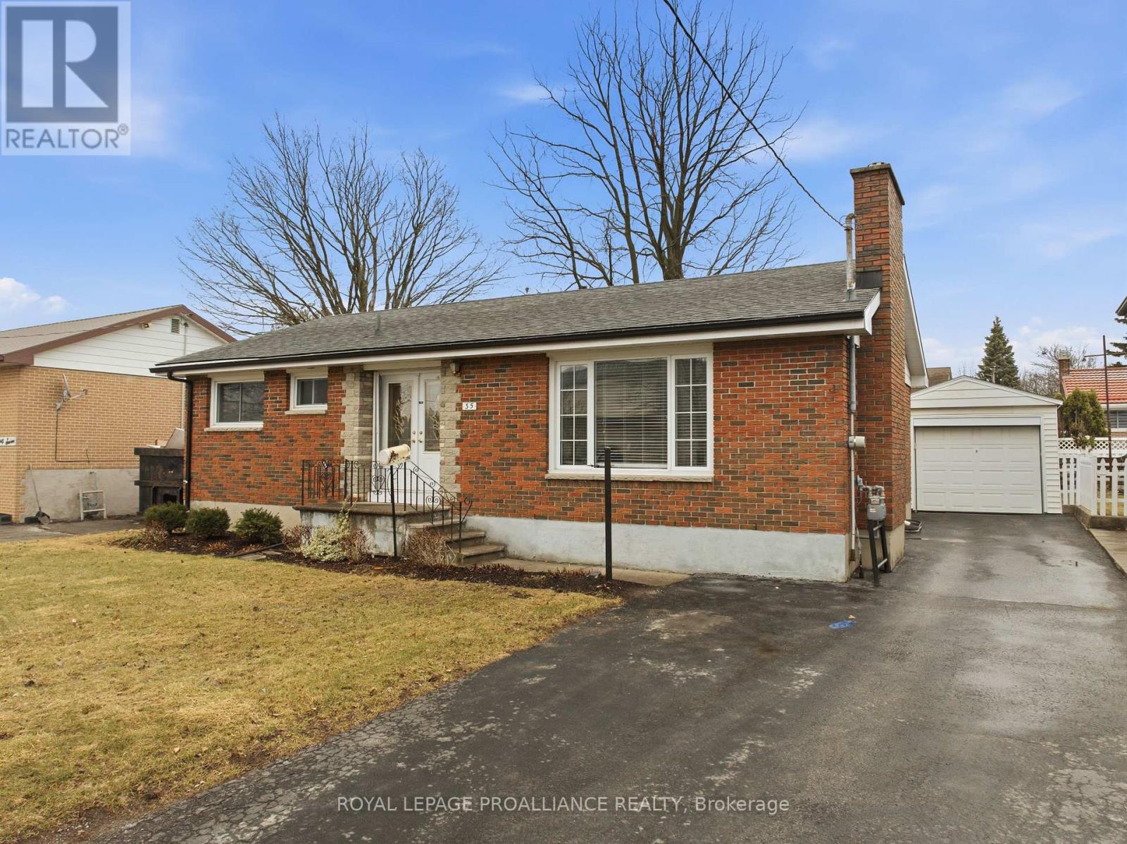 35 KING GEORGE SQUARE, Belleville, Ontario