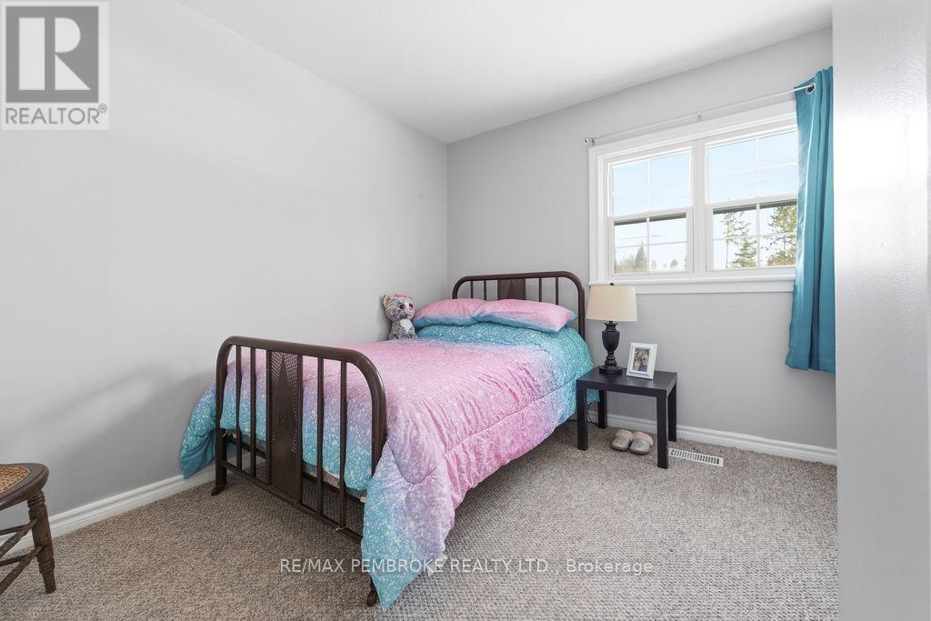 2 Oelke Street, Petawawa, Ontario  K8H 1Z7 - Photo 15 - X12949120