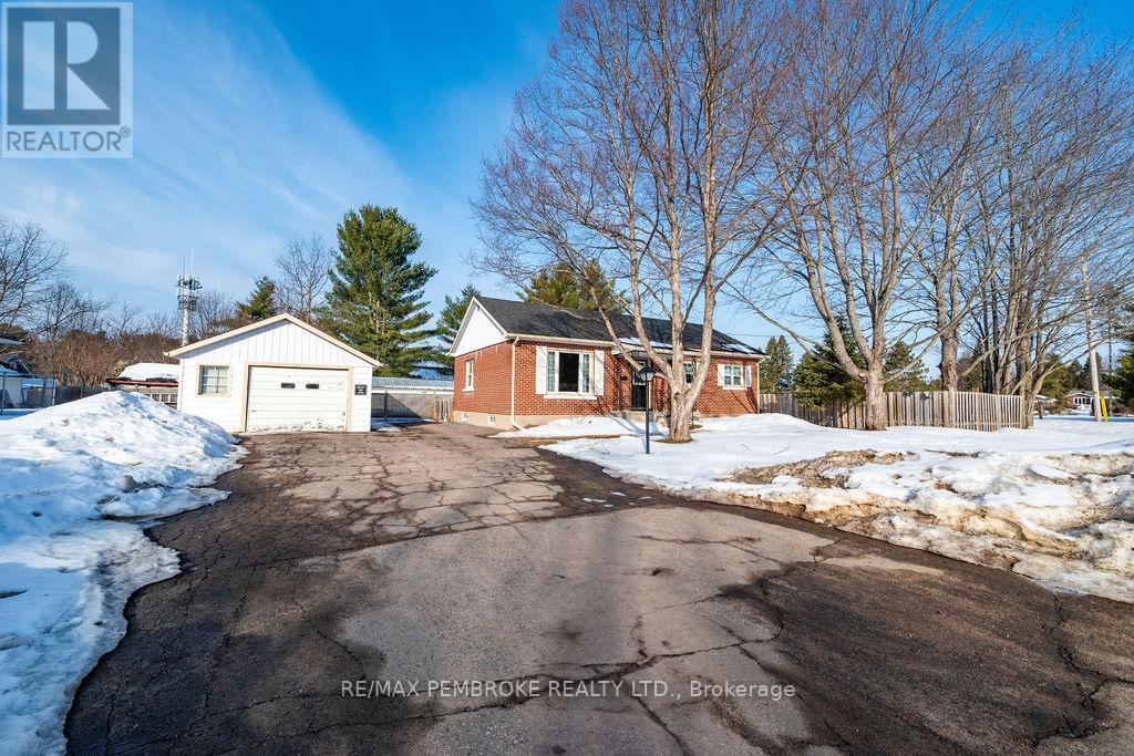 2 Oelke Street, Petawawa, Ontario  K8H 1Z7 - Photo 2 - X12949120