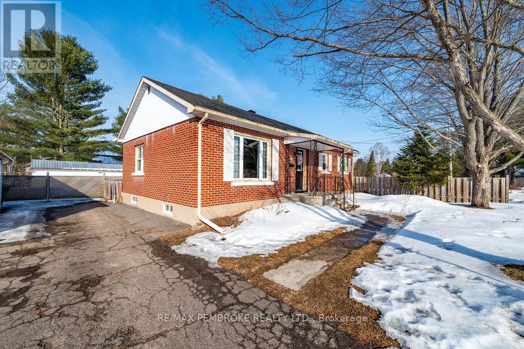 2 Oelke Street, Petawawa, Ontario  K8H 1Z7 - Photo 3 - X12949120