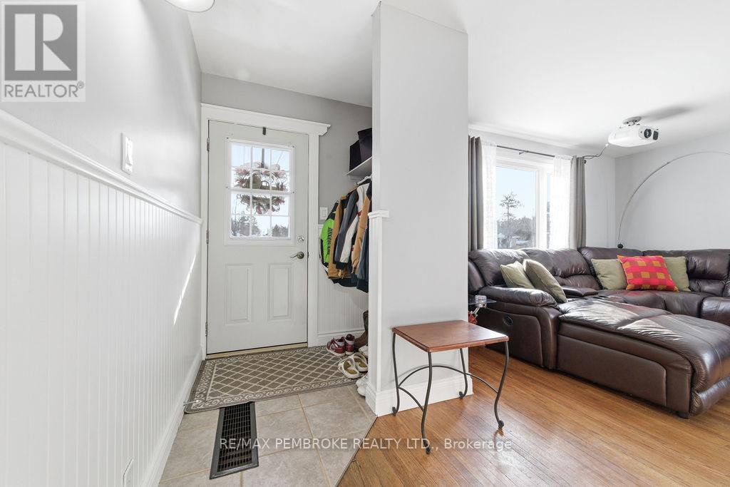 2 Oelke Street, Petawawa, Ontario  K8H 1Z7 - Photo 4 - X12949120