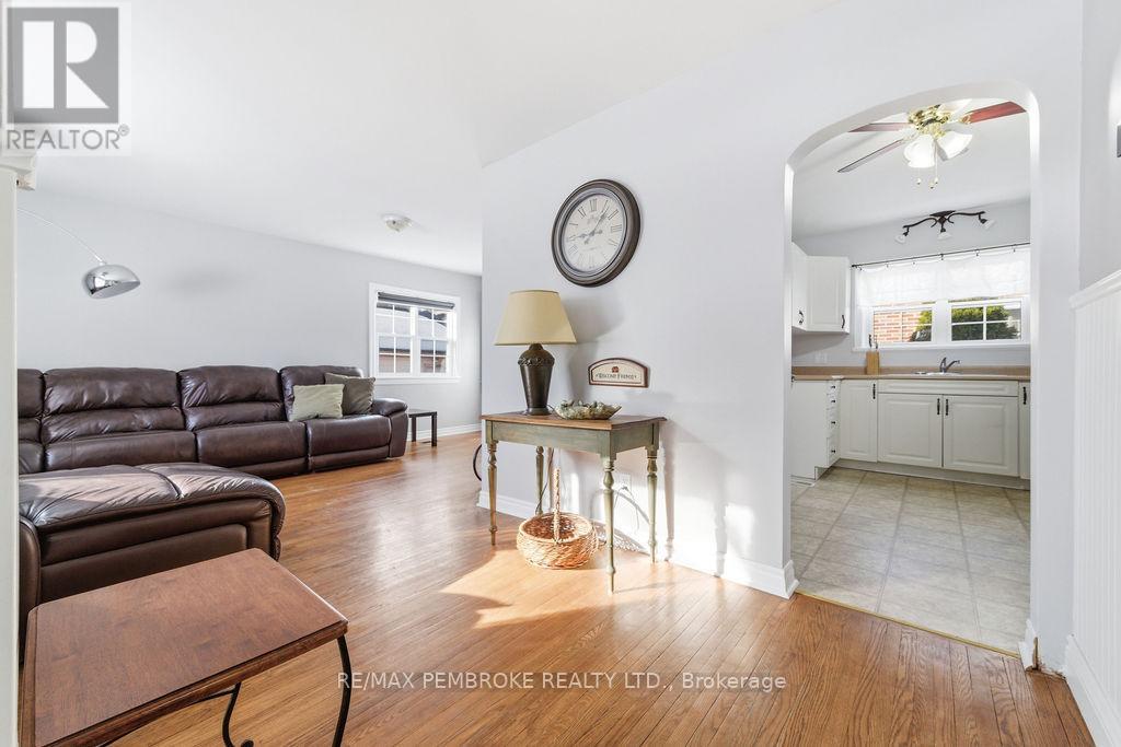 2 Oelke Street, Petawawa, Ontario  K8H 1Z7 - Photo 5 - X12949120