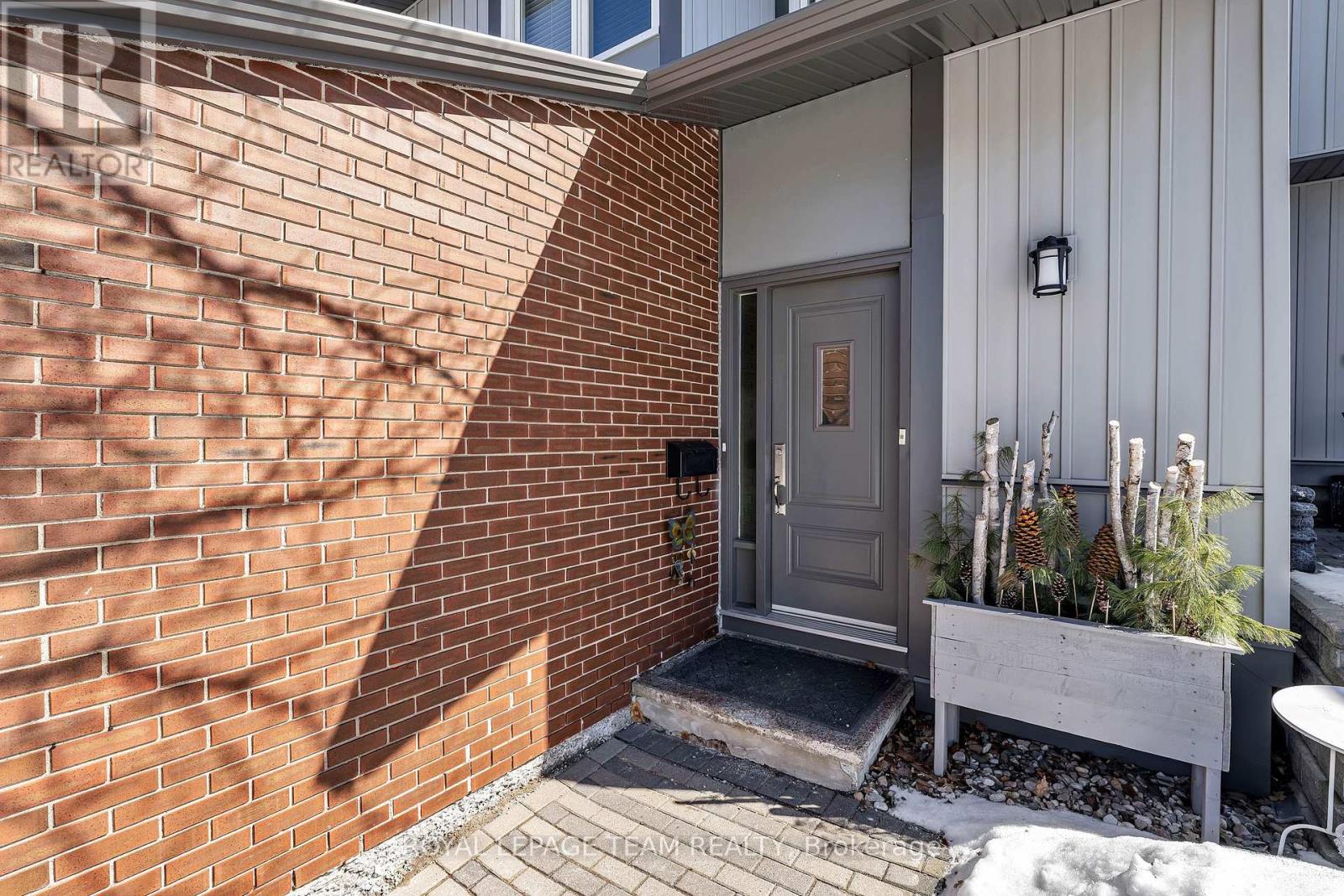 C - 18 Benlea Drive, Ottawa, Ontario  K2G 4A8 - Photo 2 - X12949098