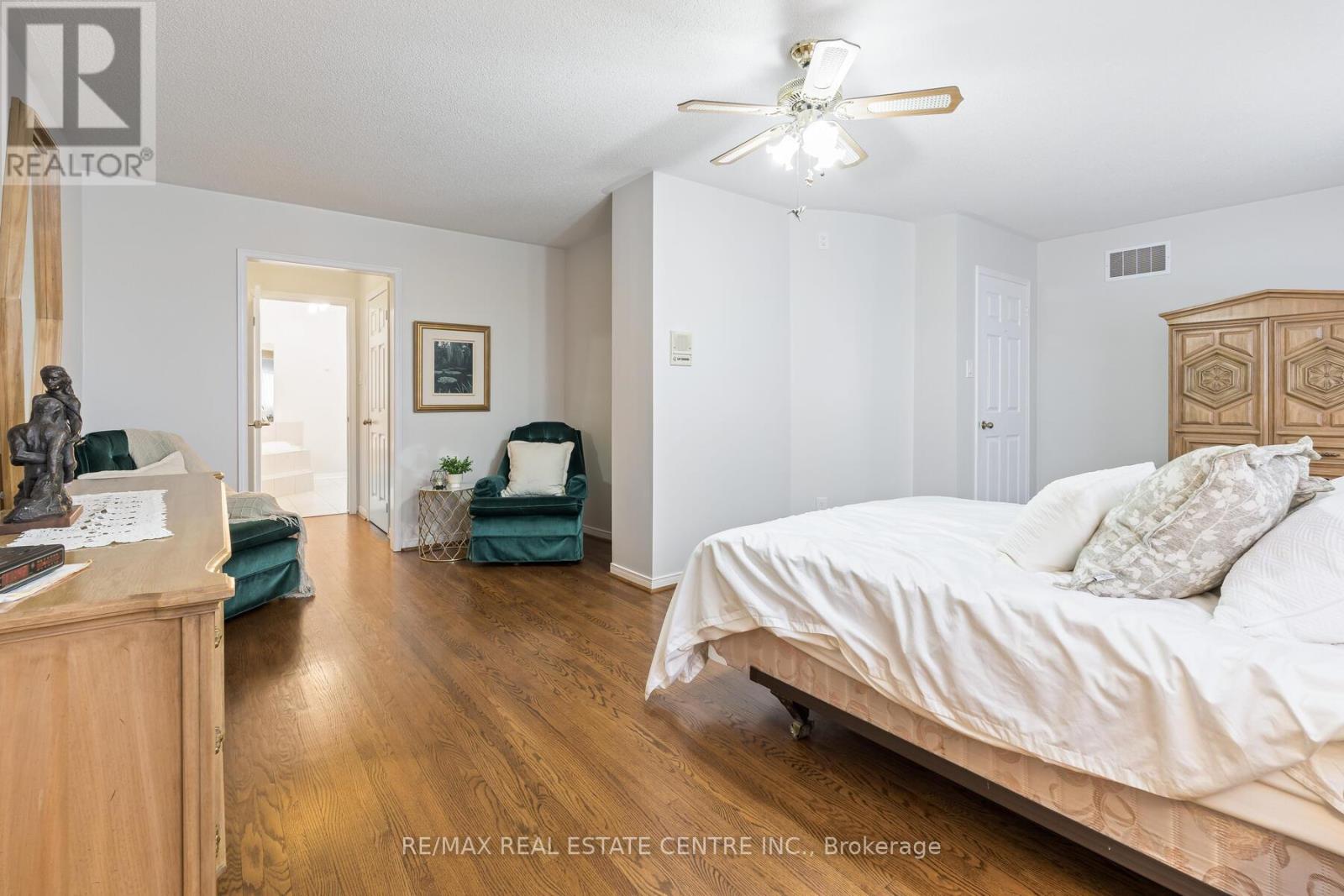 1169 Ewing Crescent, Mississauga, Ontario  L5V 1C1 - Photo 21 - W12949064