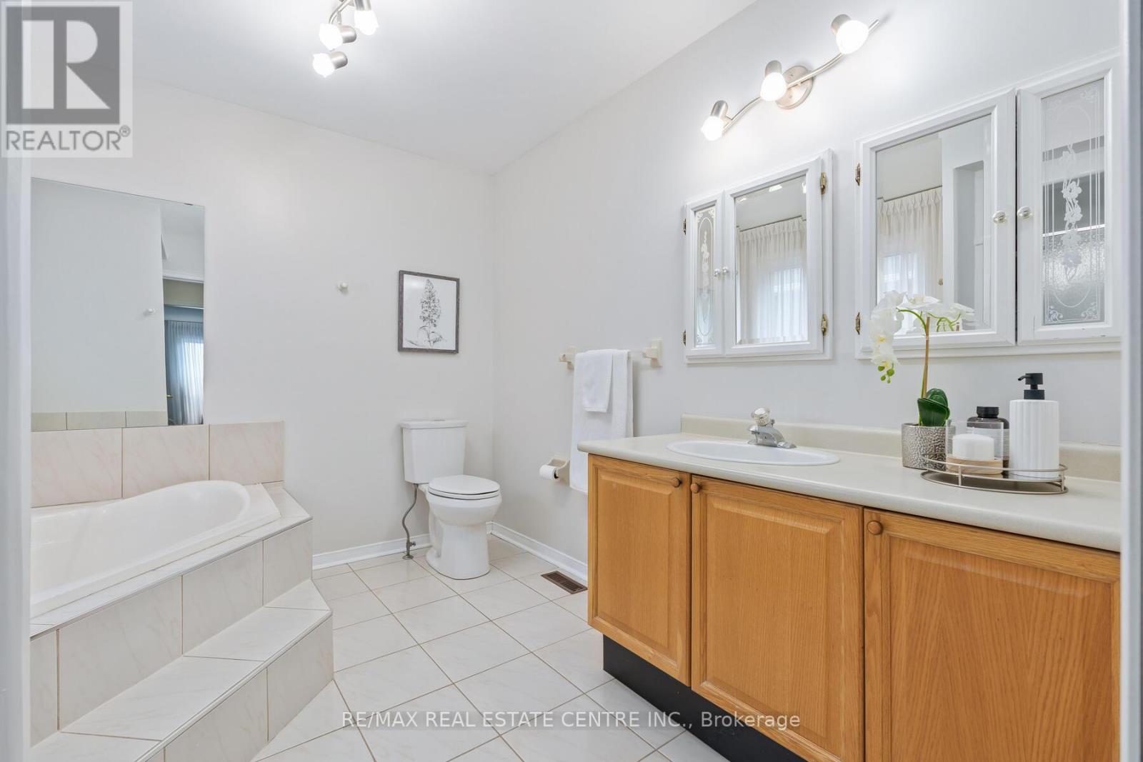 1169 Ewing Crescent, Mississauga, Ontario  L5V 1C1 - Photo 22 - W12949064