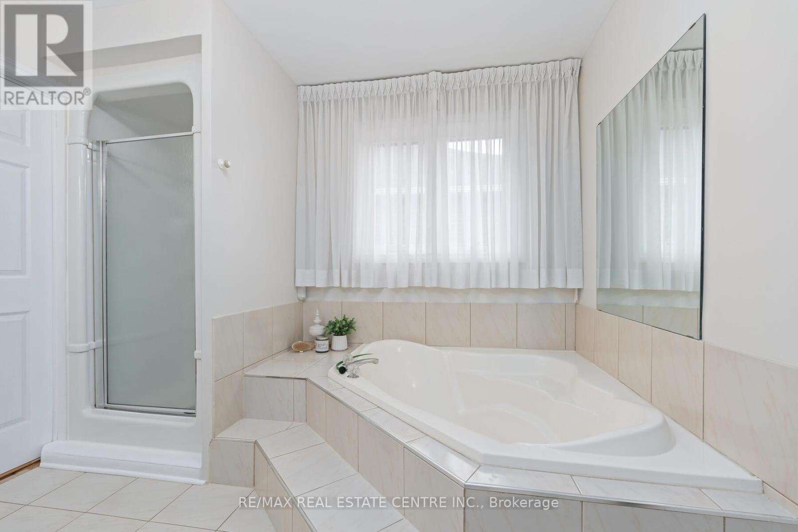 1169 Ewing Crescent, Mississauga, Ontario  L5V 1C1 - Photo 23 - W12949064