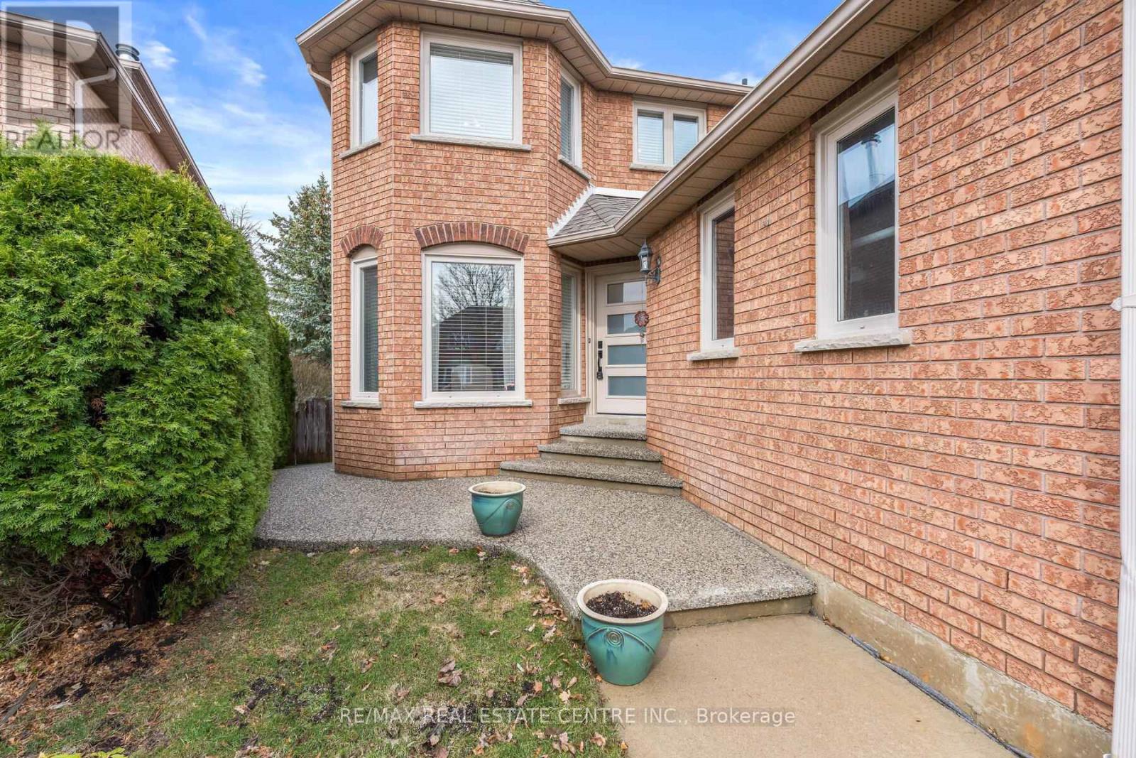 1169 Ewing Crescent, Mississauga, Ontario  L5V 1C1 - Photo 6 - W12949064