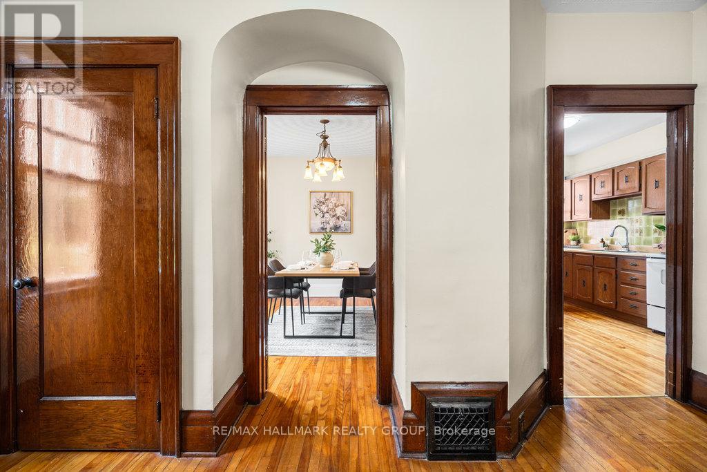 386-388 First Avenue, Ottawa, Ontario  K1S 2H1 - Photo 3 - X12816362