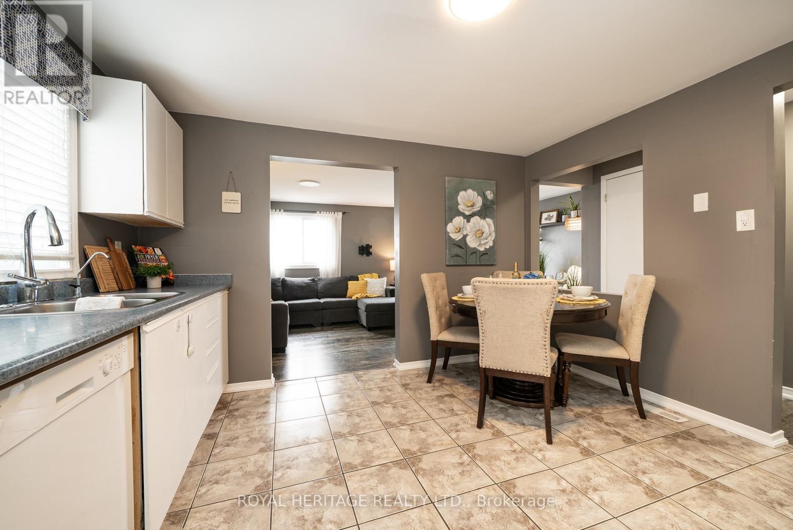 49 Browning Trail, Barrie, Ontario  L4N 5A5 - Photo 6 - S12949122