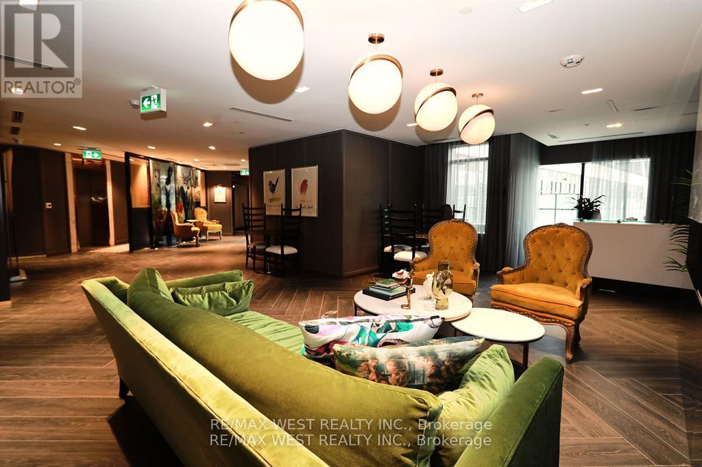 822 - 395 Dundas Street W, Oakville, Ontario  L6M 5R8 - Photo 3 - W12830532